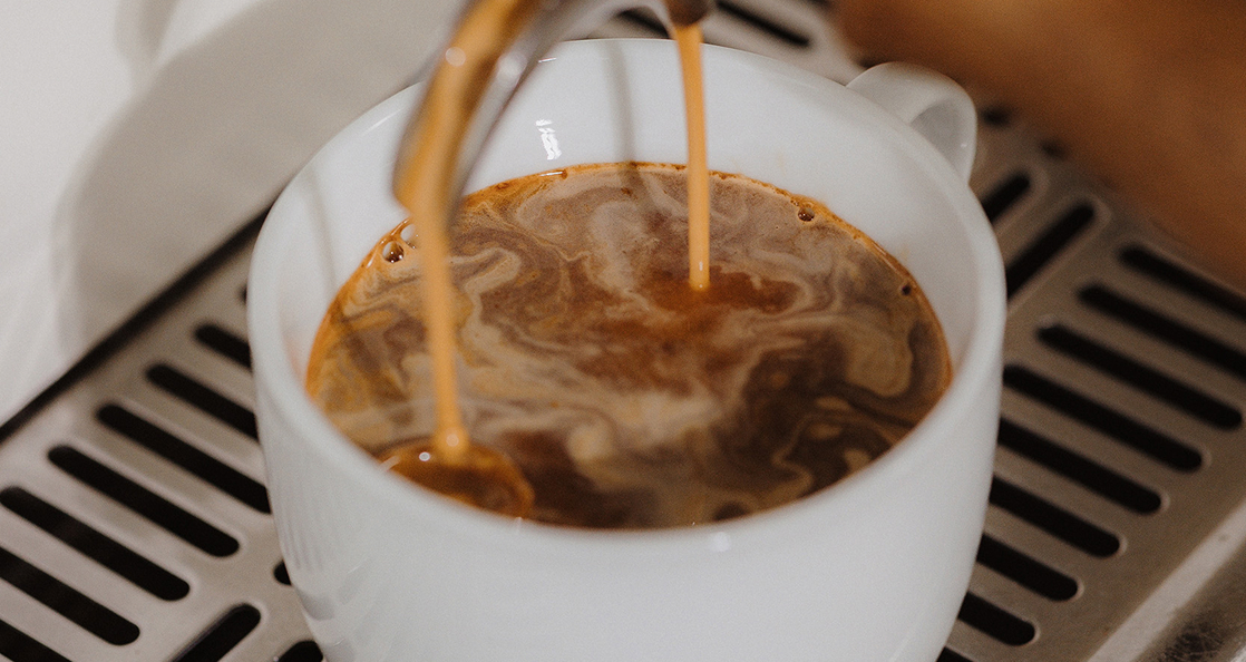Nahaufnahme einer frisch gebrühten Tasse Kaffee mit Crema