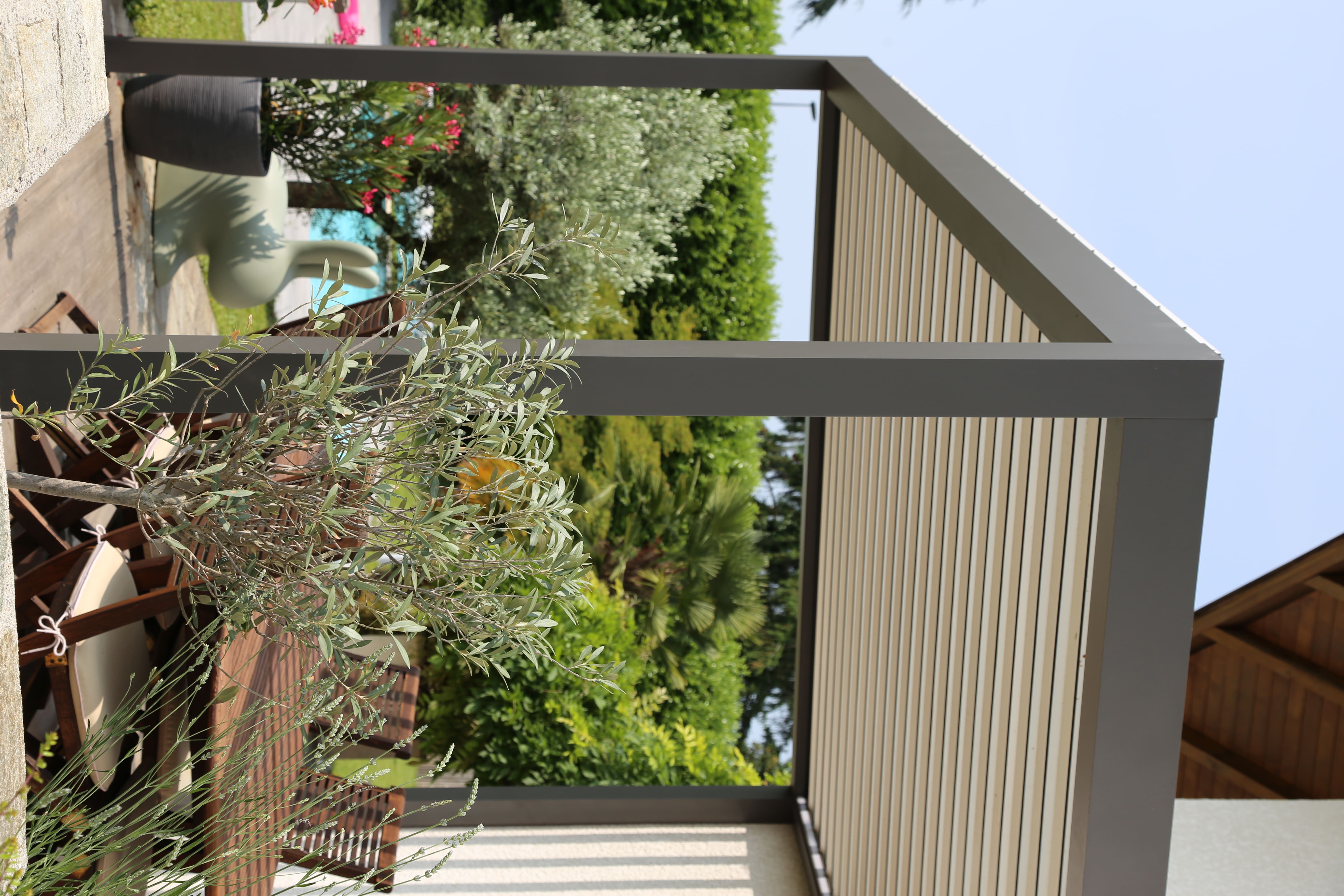 Détail des lames orientables d’une pergola bioclimatique à Annecy