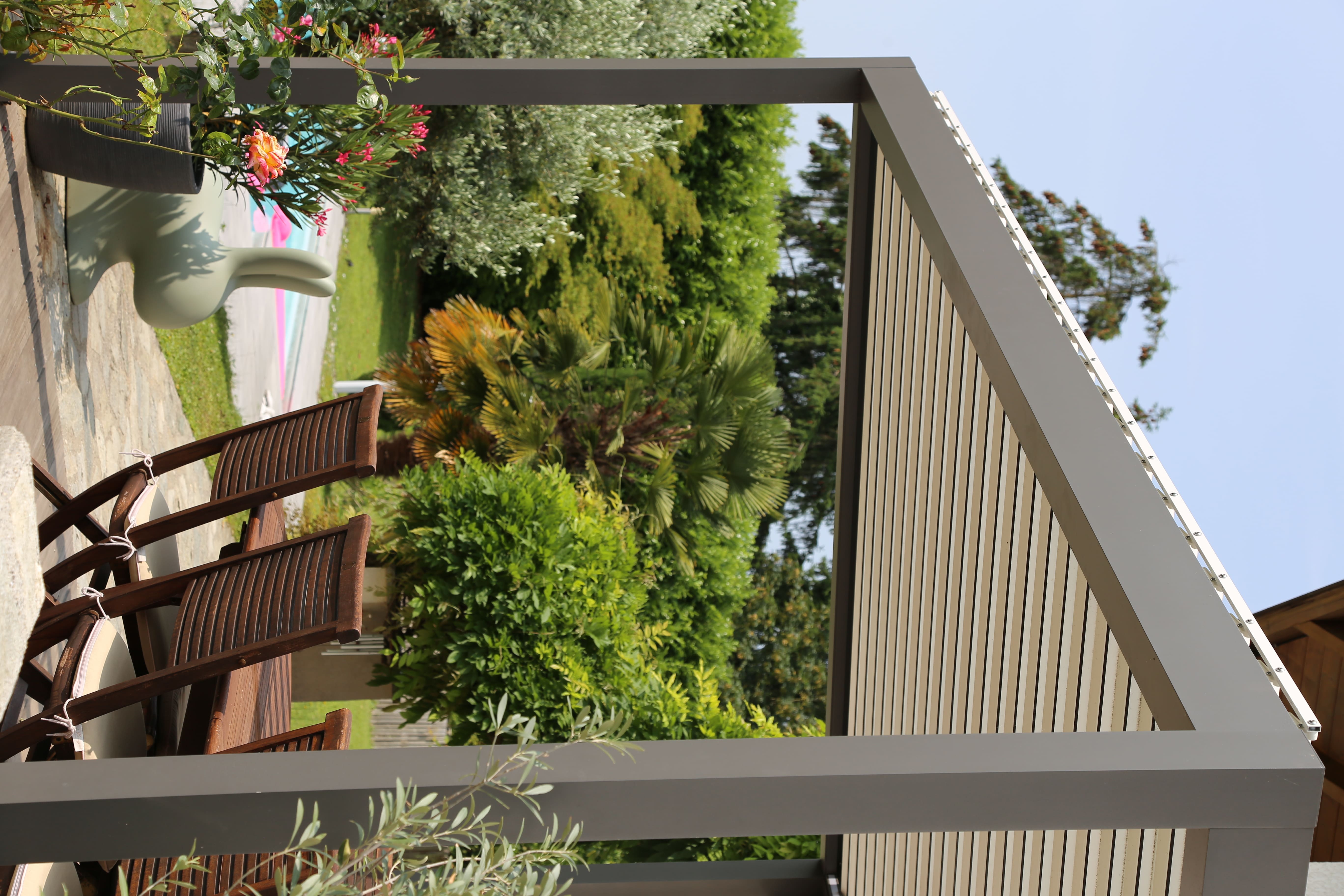 Pergola bioclimatique aluminium sur terrasse de maison individuelle à Annecy