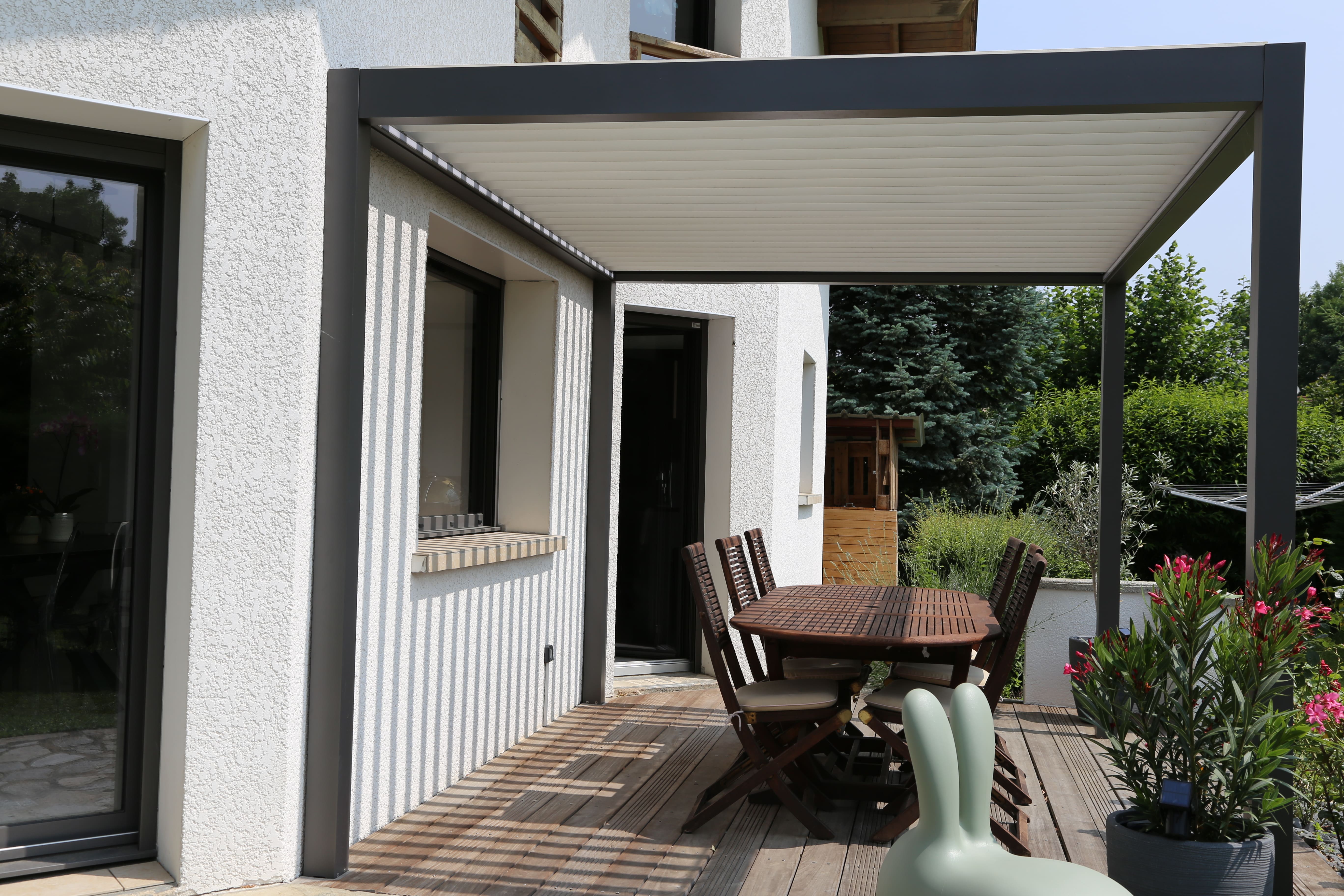 Structure aluminium d’une pergola bioclimatique posée par MD RÉNOV’