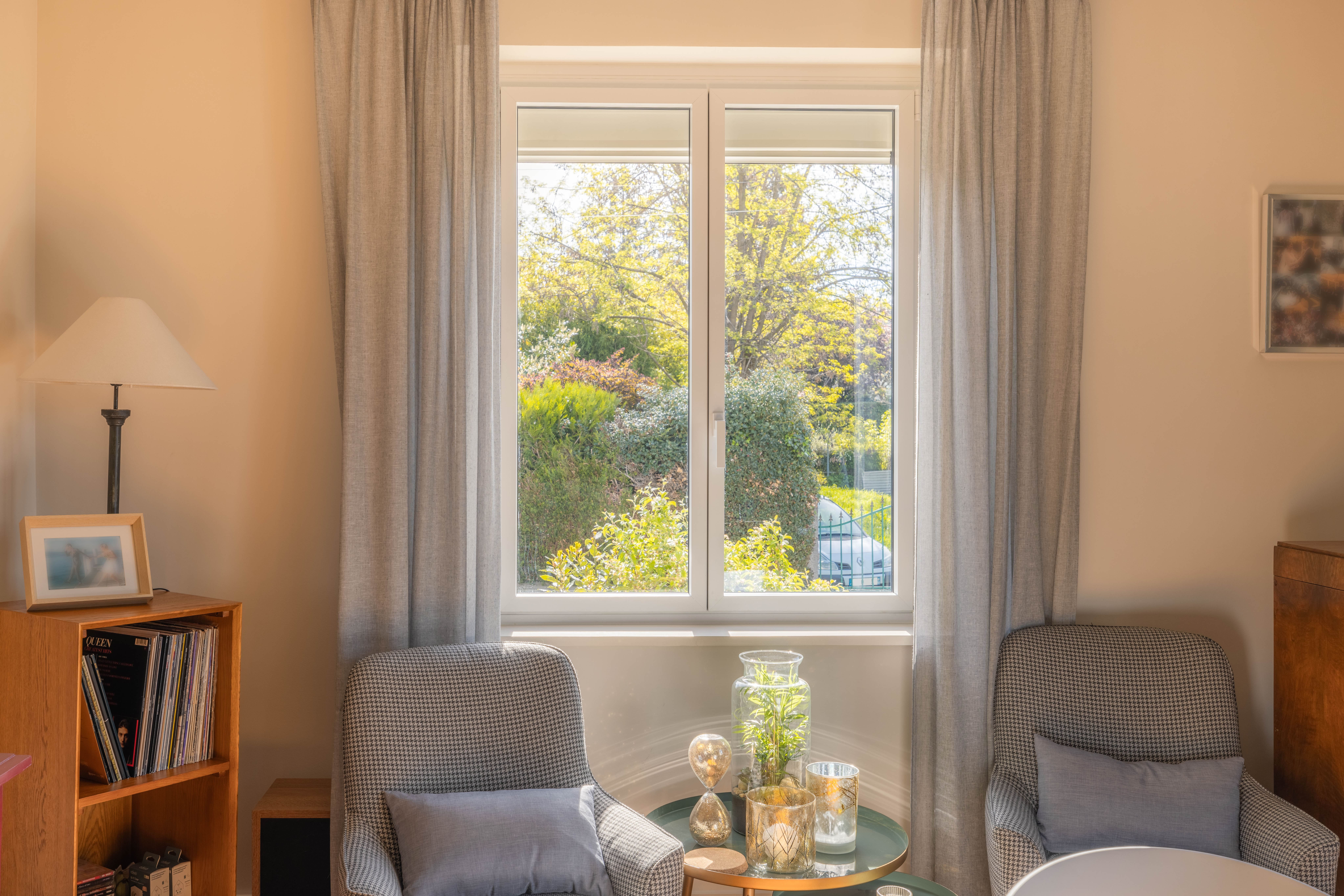 Fenêtre PVC double vitrage installée dans un salon lumineux à Annecy