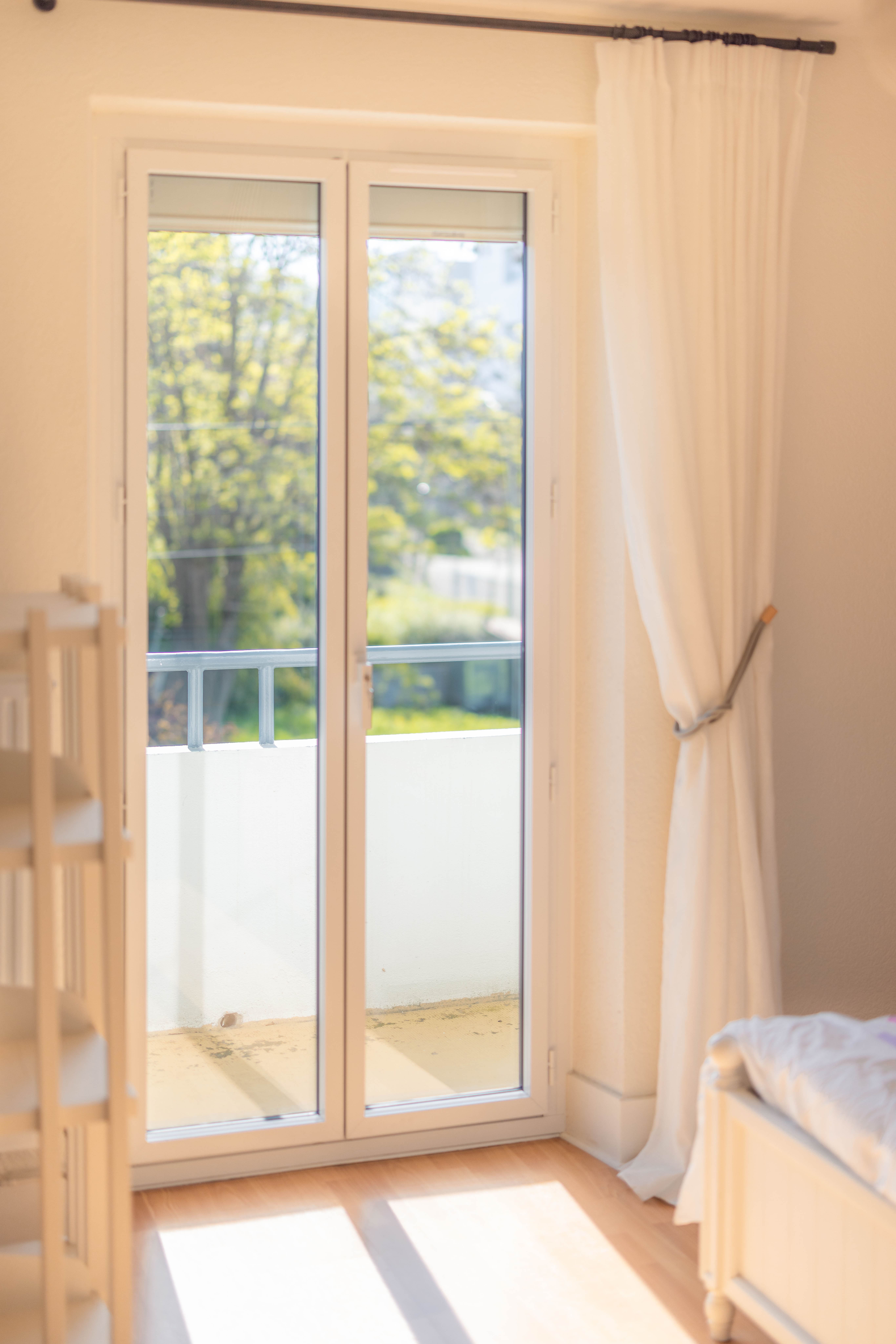 Nouvelle fenêtre PVC dans une chambre avec rideaux