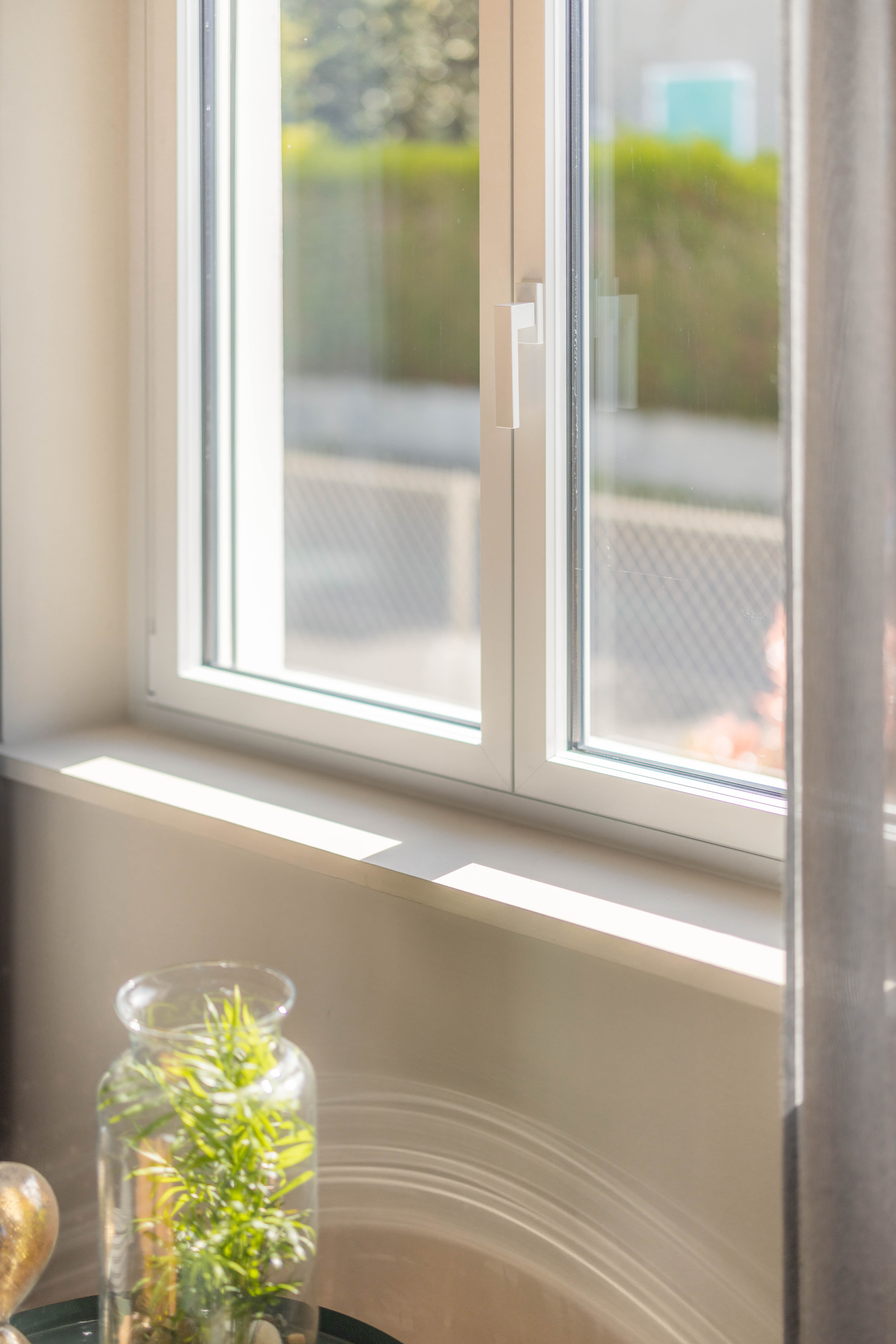 Détail poignée et fermeture sécurisée d’une fenêtre PVC