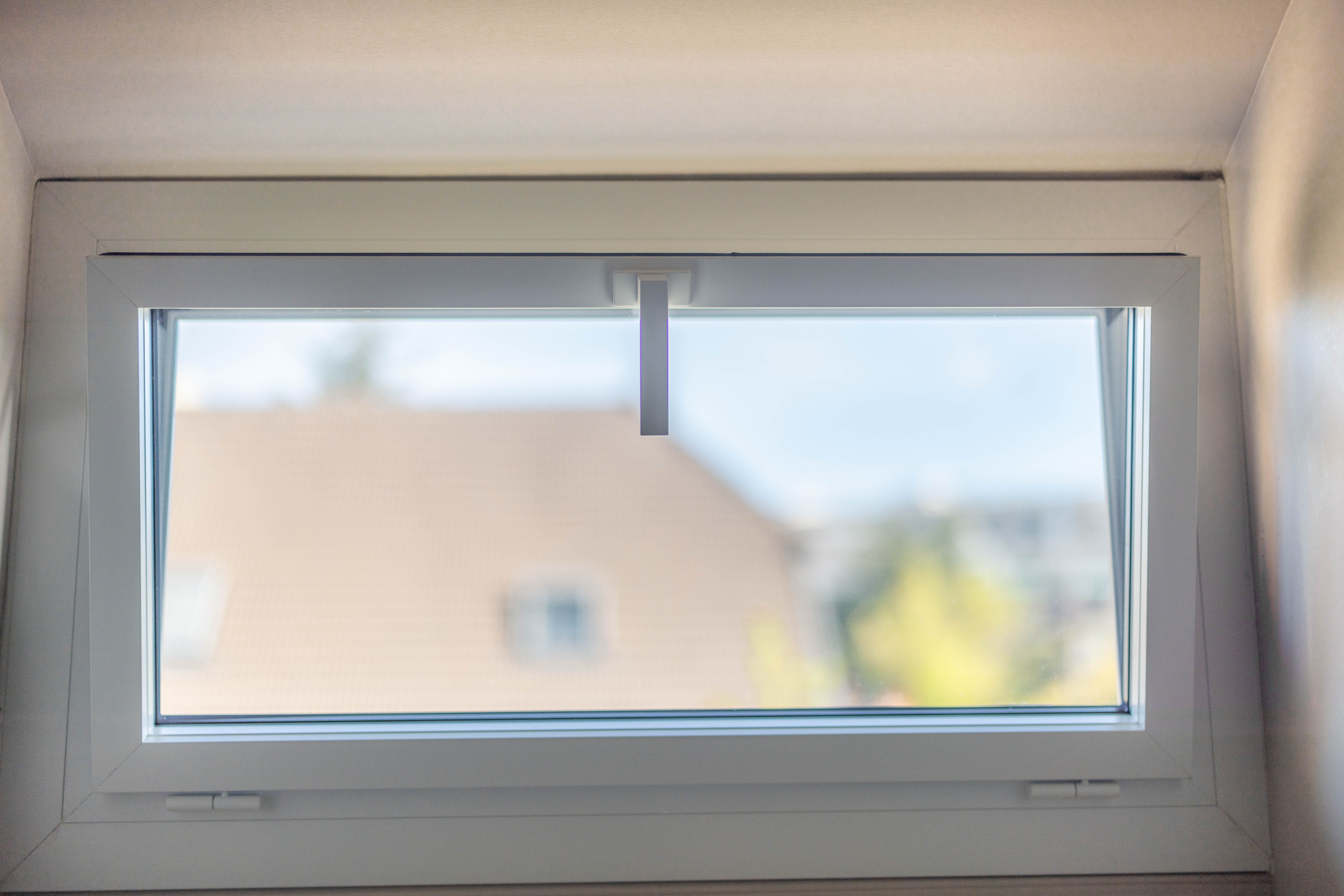 Fenêtre compacte installée dans un sous-sol ou espace technique