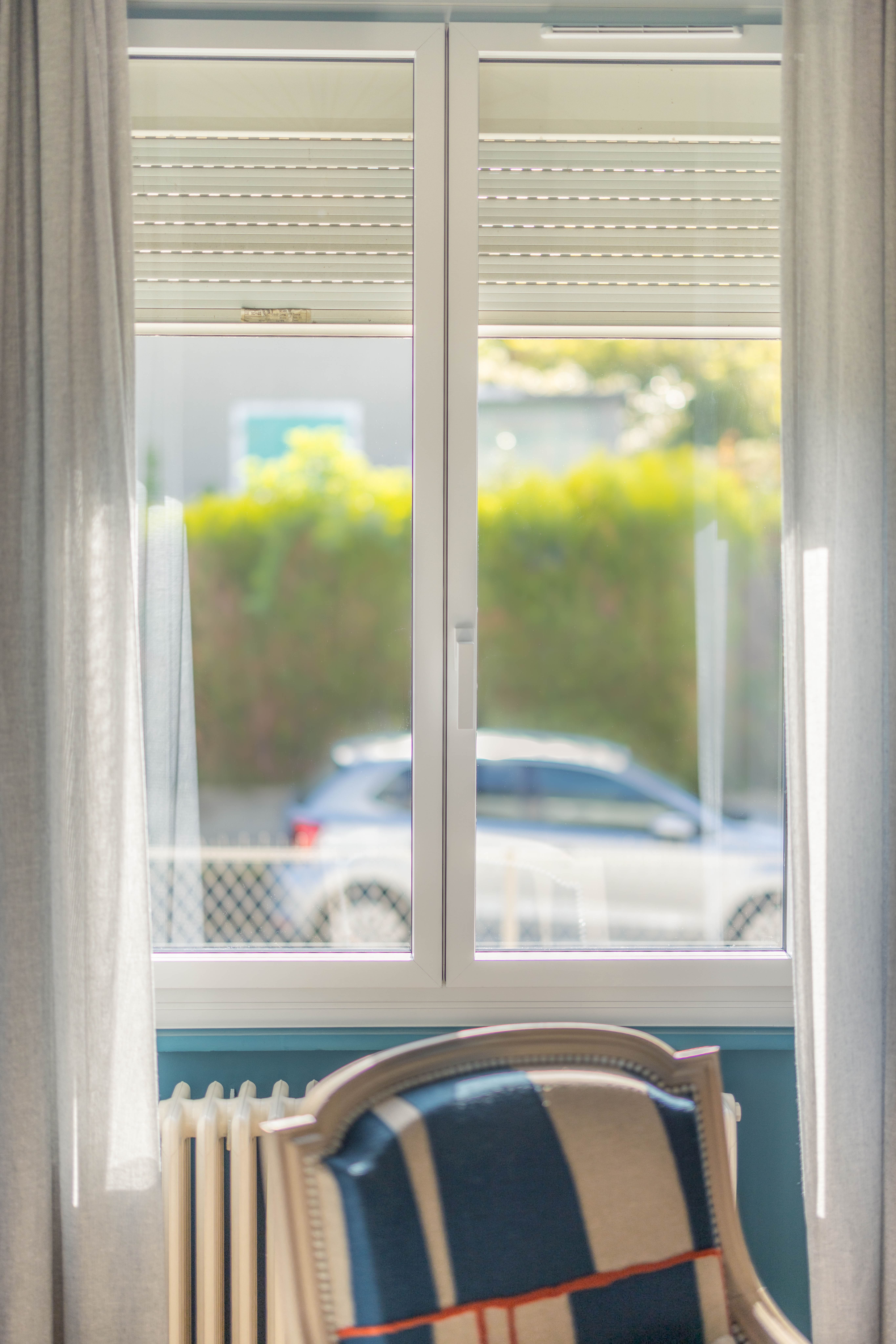 Fenêtre avec volet roulant intégré partiellement fermé