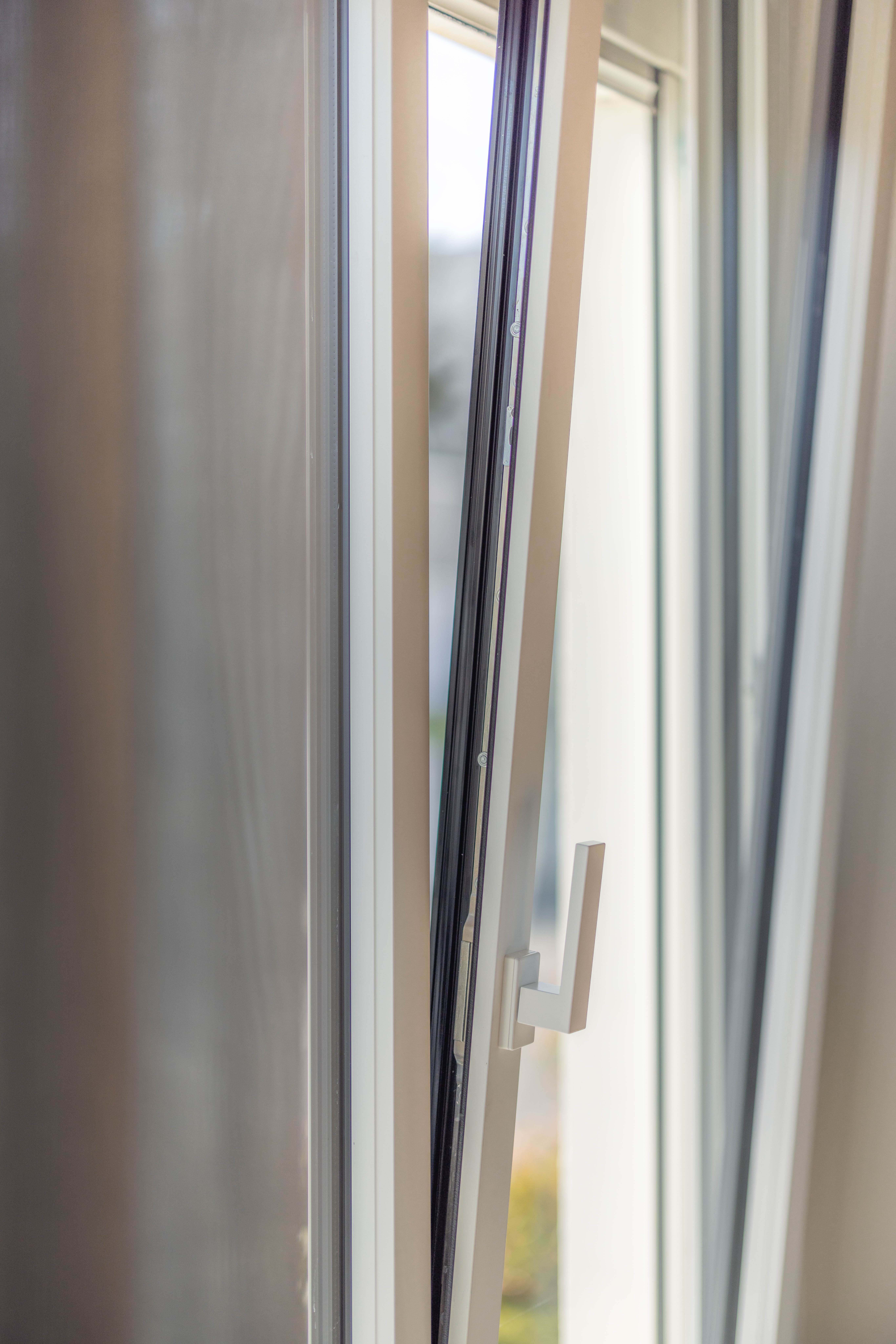 Ouverture oscillo-battante en PVC installée dans une pièce de vie