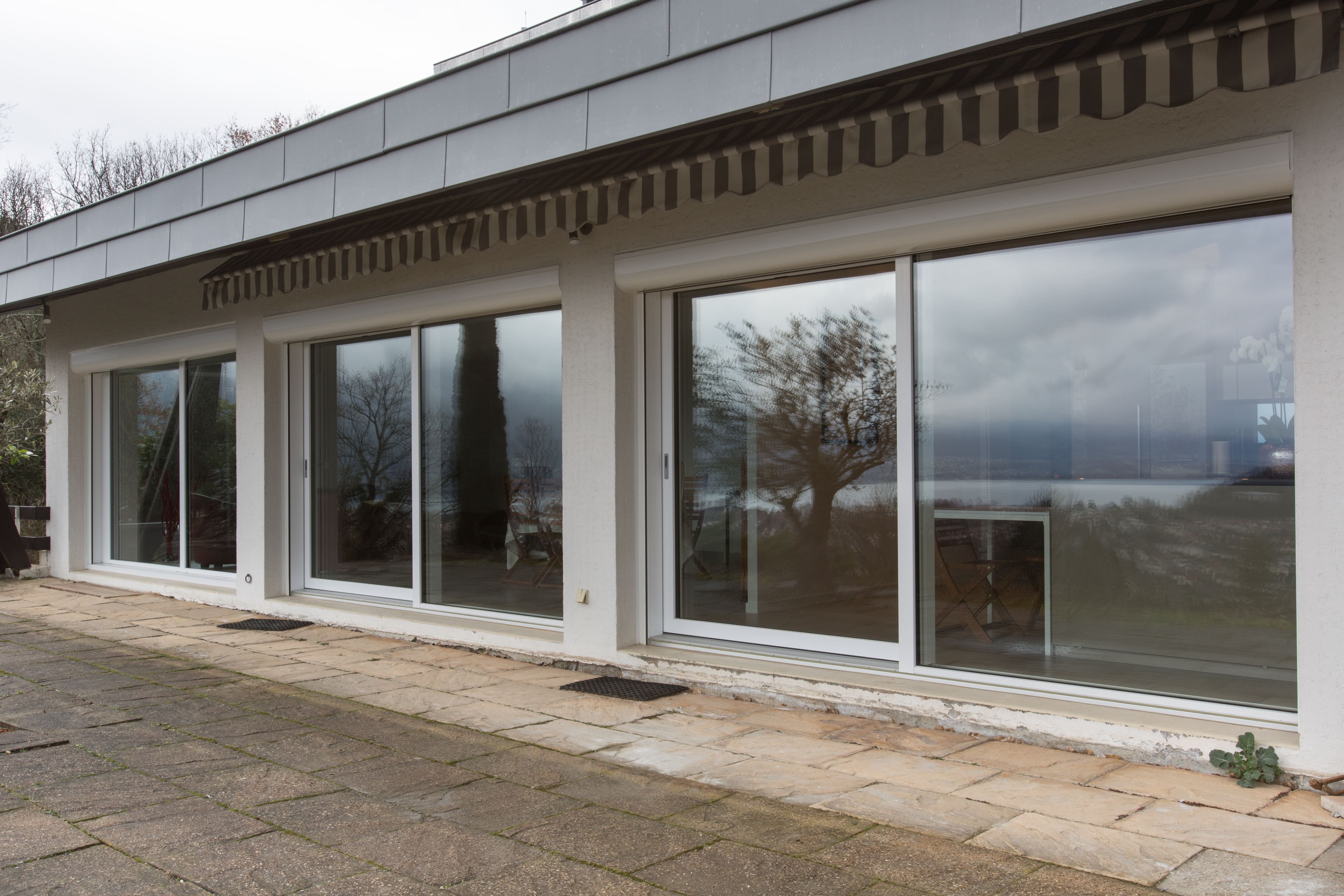 Baies coulissantes sur mesure offrant une vue panoramique