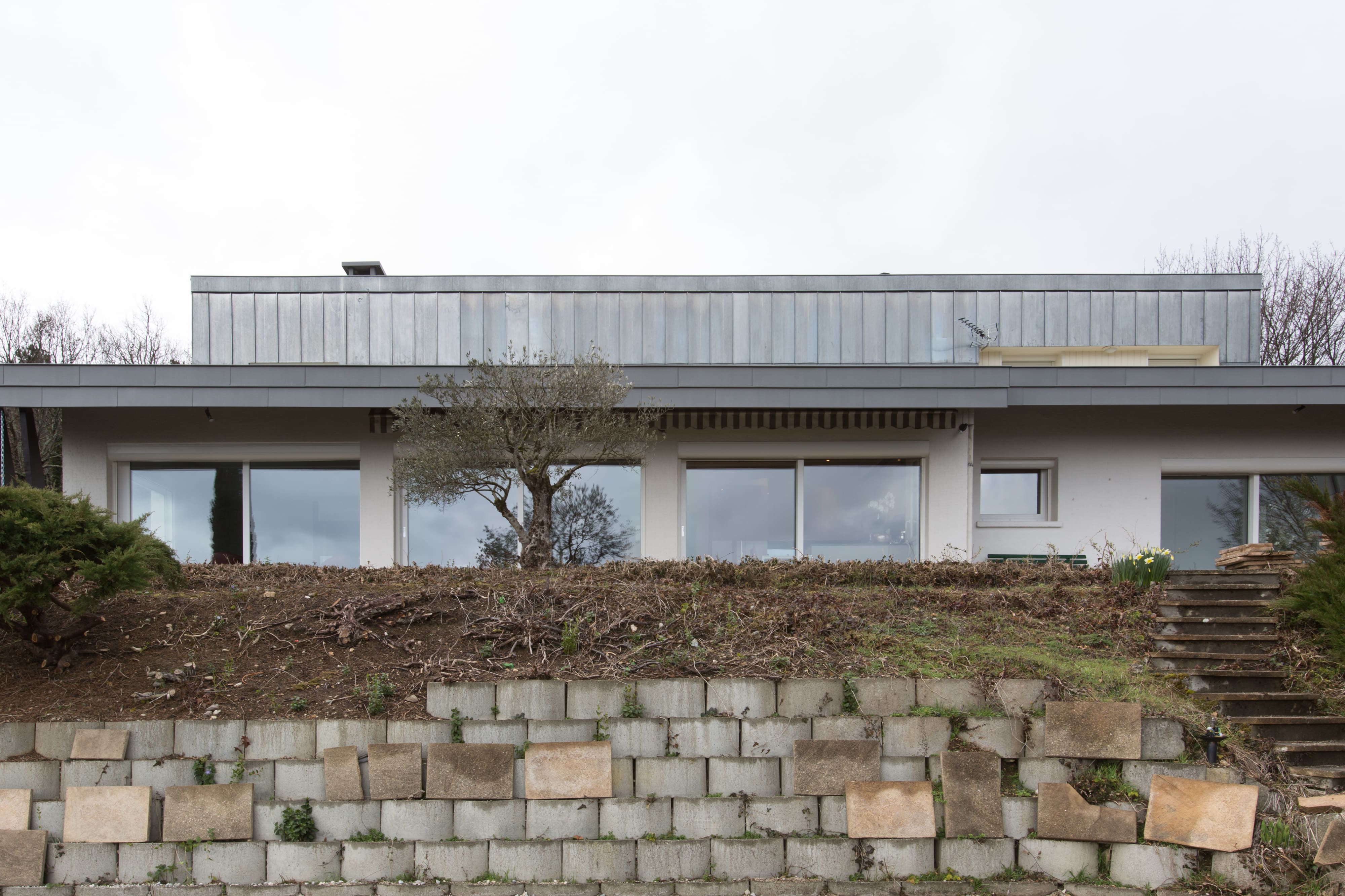 Maison équipée de nouvelles fenêtres et baies vitrées modernes en PVC