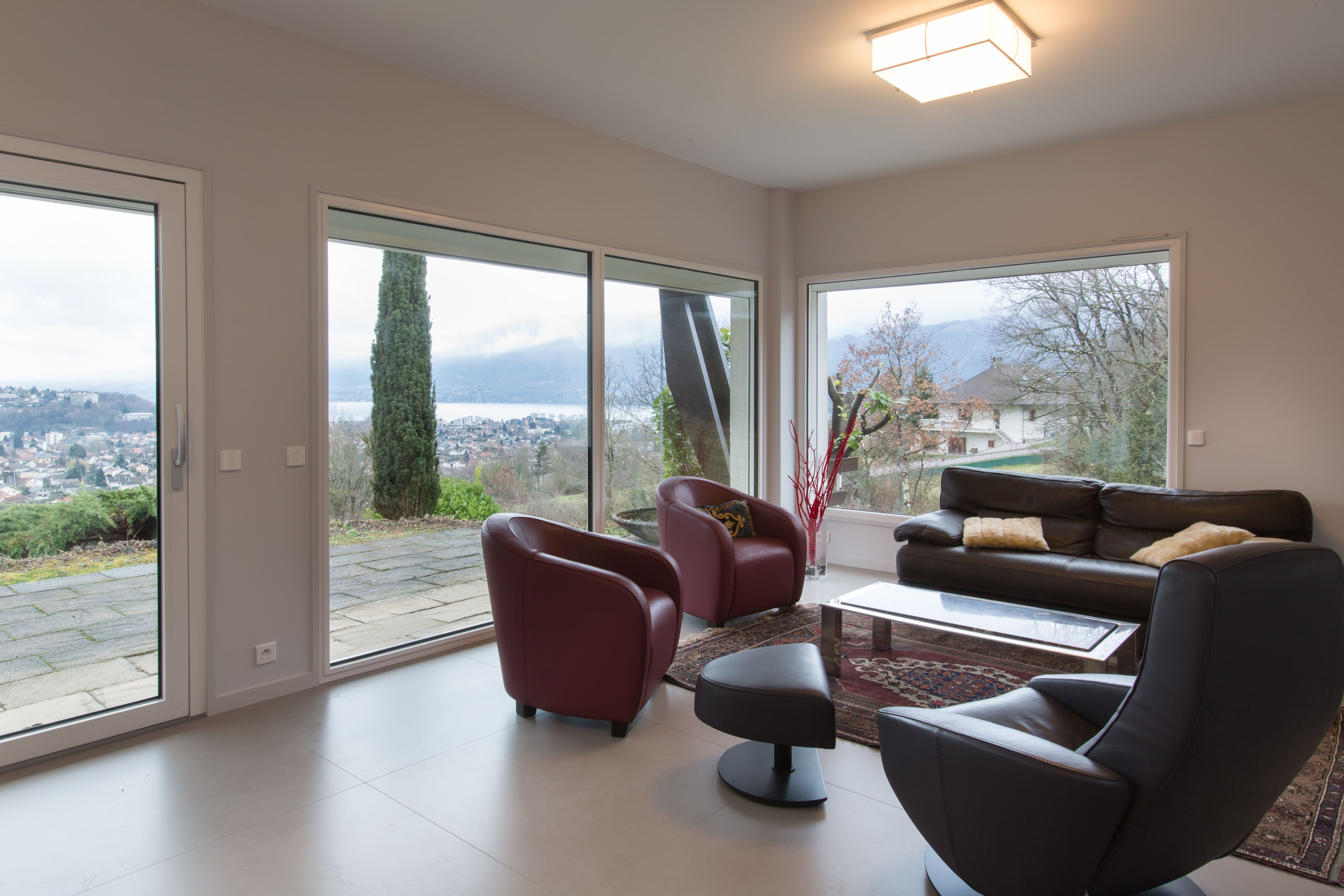 Salon moderne avec grandes baies vitrées coulissantes après rénovation