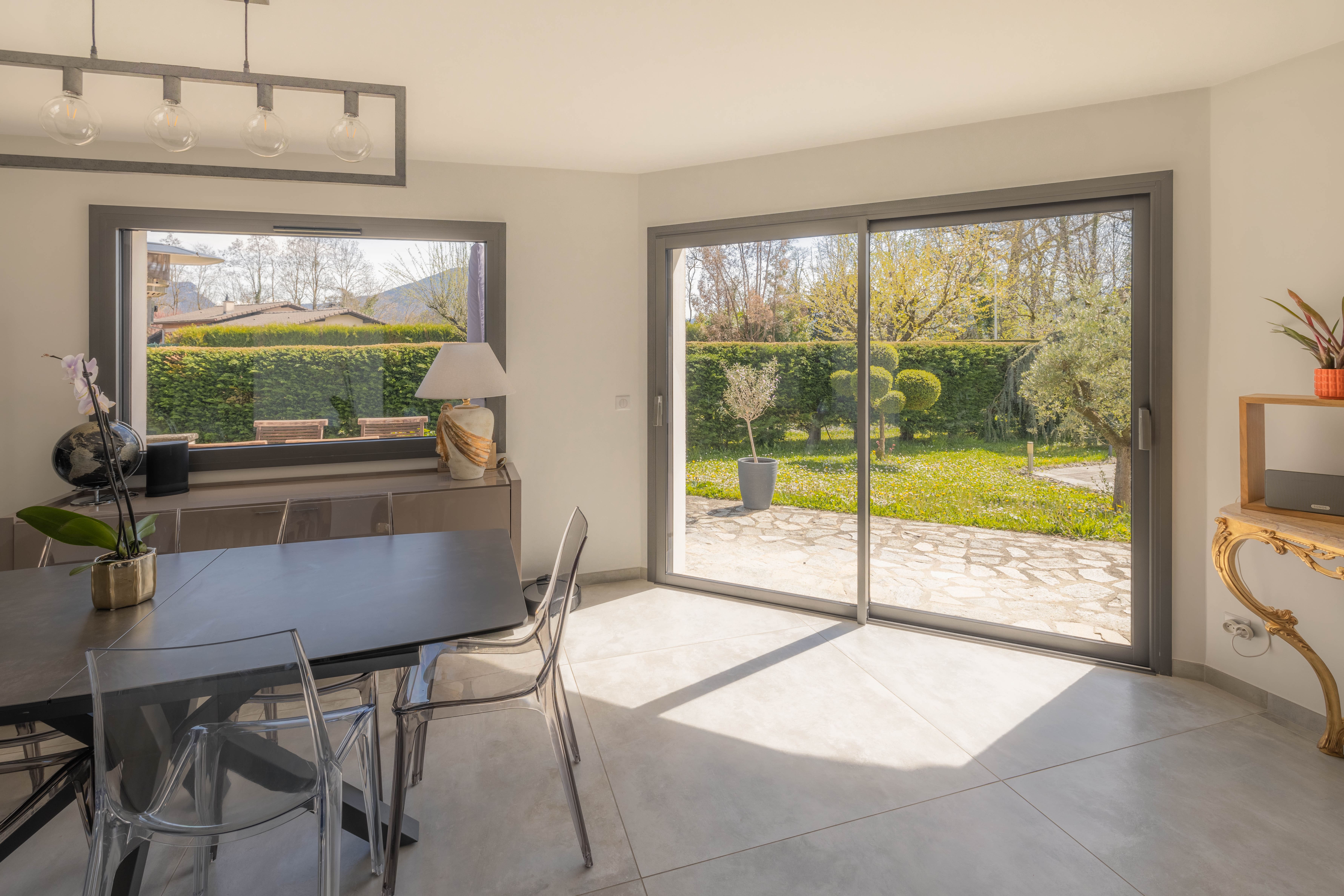 Fenêtres et baies vitrées aluminium – Rénovation d’une maison dans le Pays de Gex — MD Rénov'