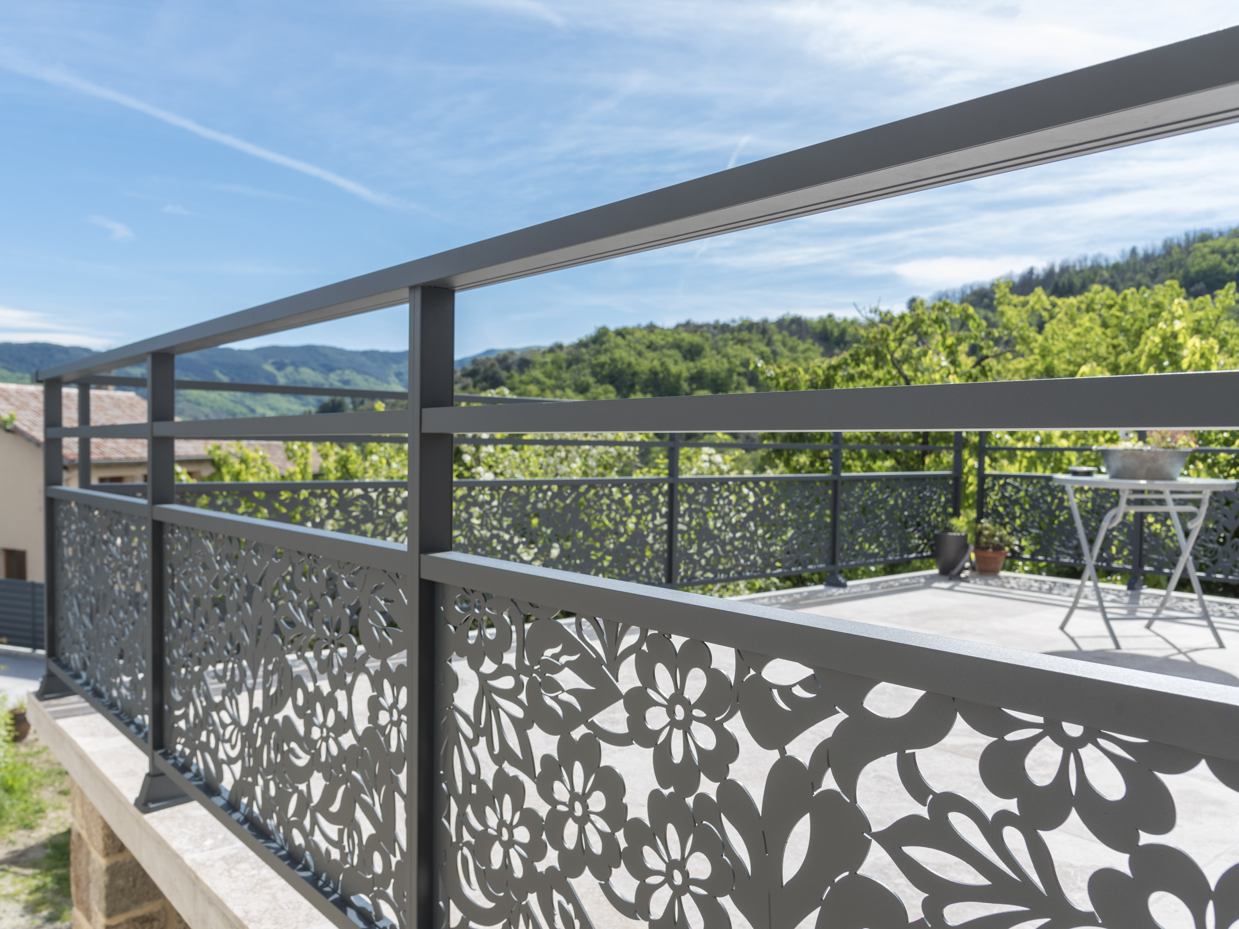 Garde-corps sur mesure — MD Rénov', pose de menuiseries en Haute-Savoie