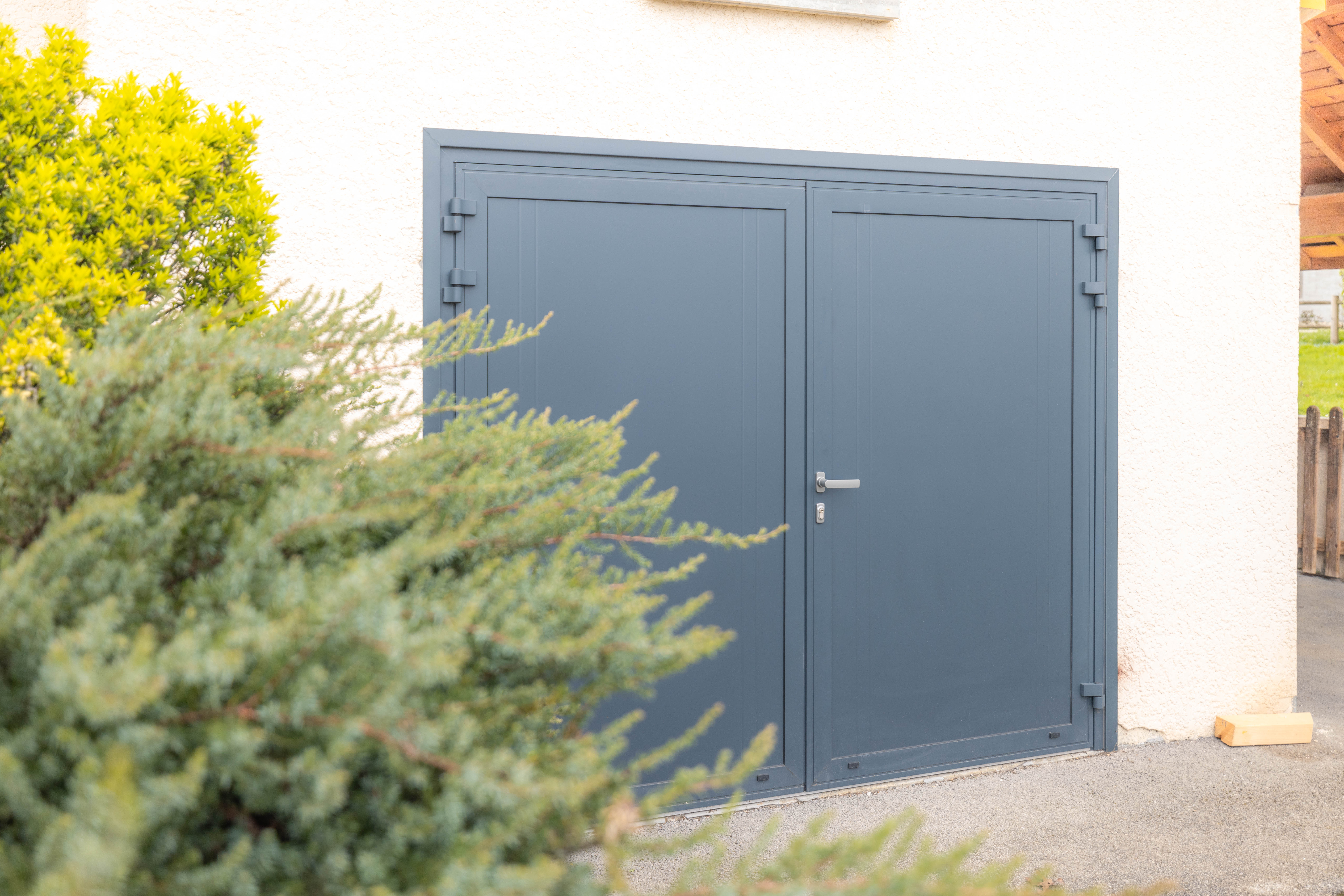 Porte de garage battante sur mesure — MD Rénov', pose de menuiseries en Haute-Savoie