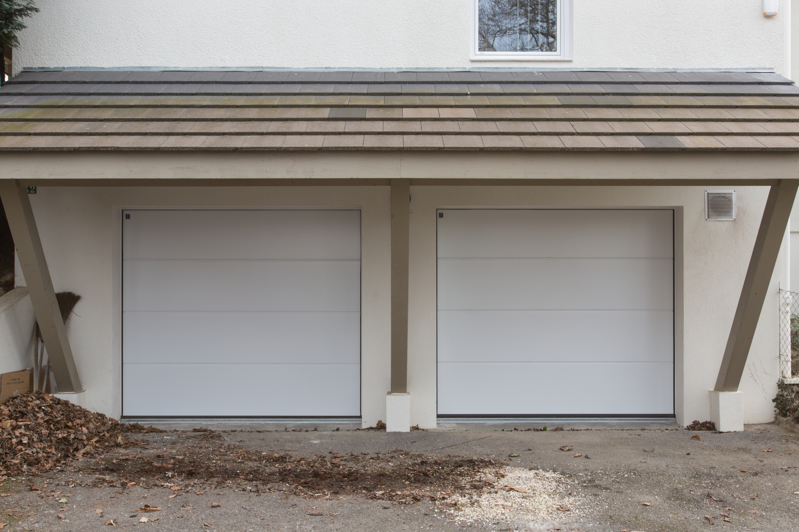 Porte de garage sectionnelle sur mesure — MD Rénov', pose de menuiseries en Haute-Savoie
