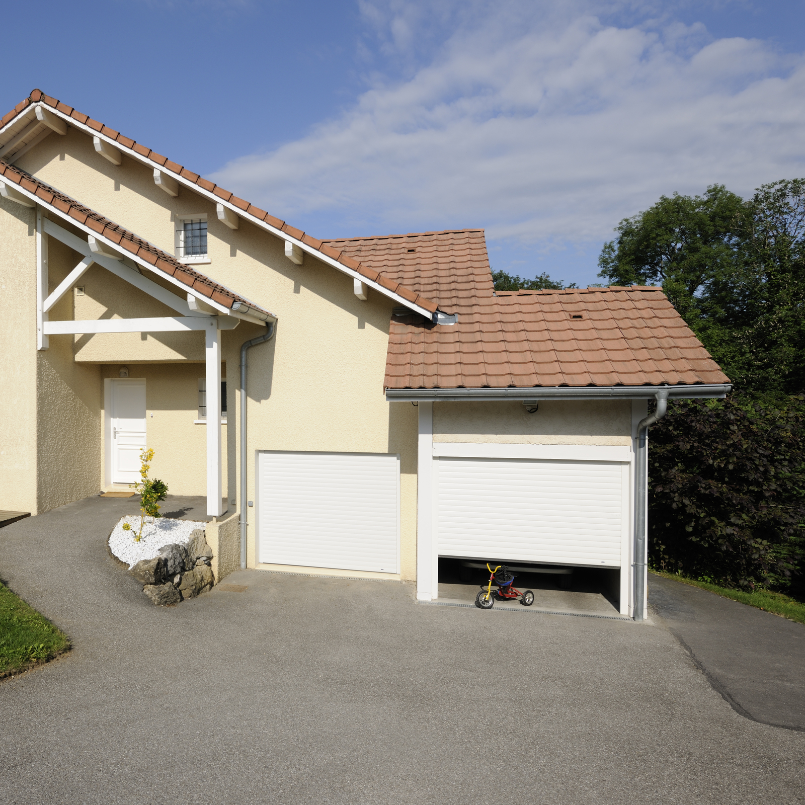 Porte de garage enroulable — réalisation MD Rénov' à Annecy