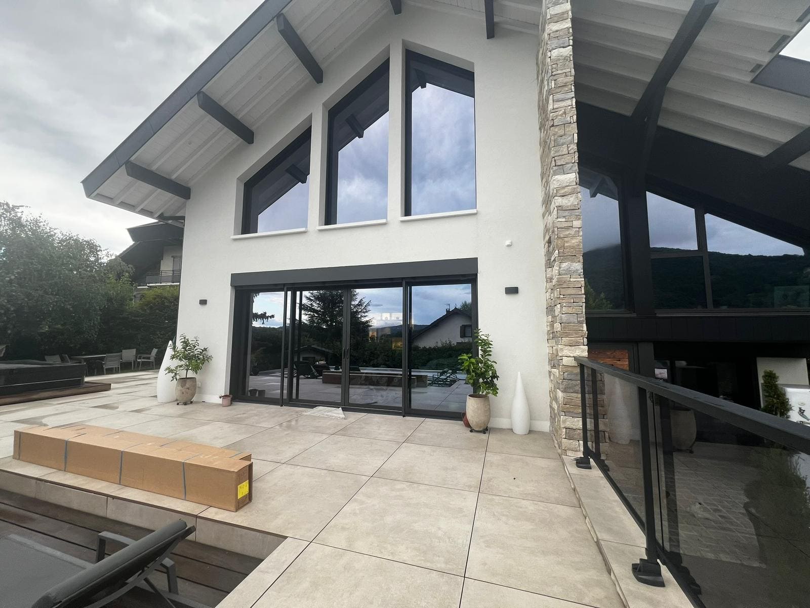 Pergola bioclimatique motorisée – Villa contemporaine à Annecy (Haute-Savoie) — avant travaux, MD Rénov'