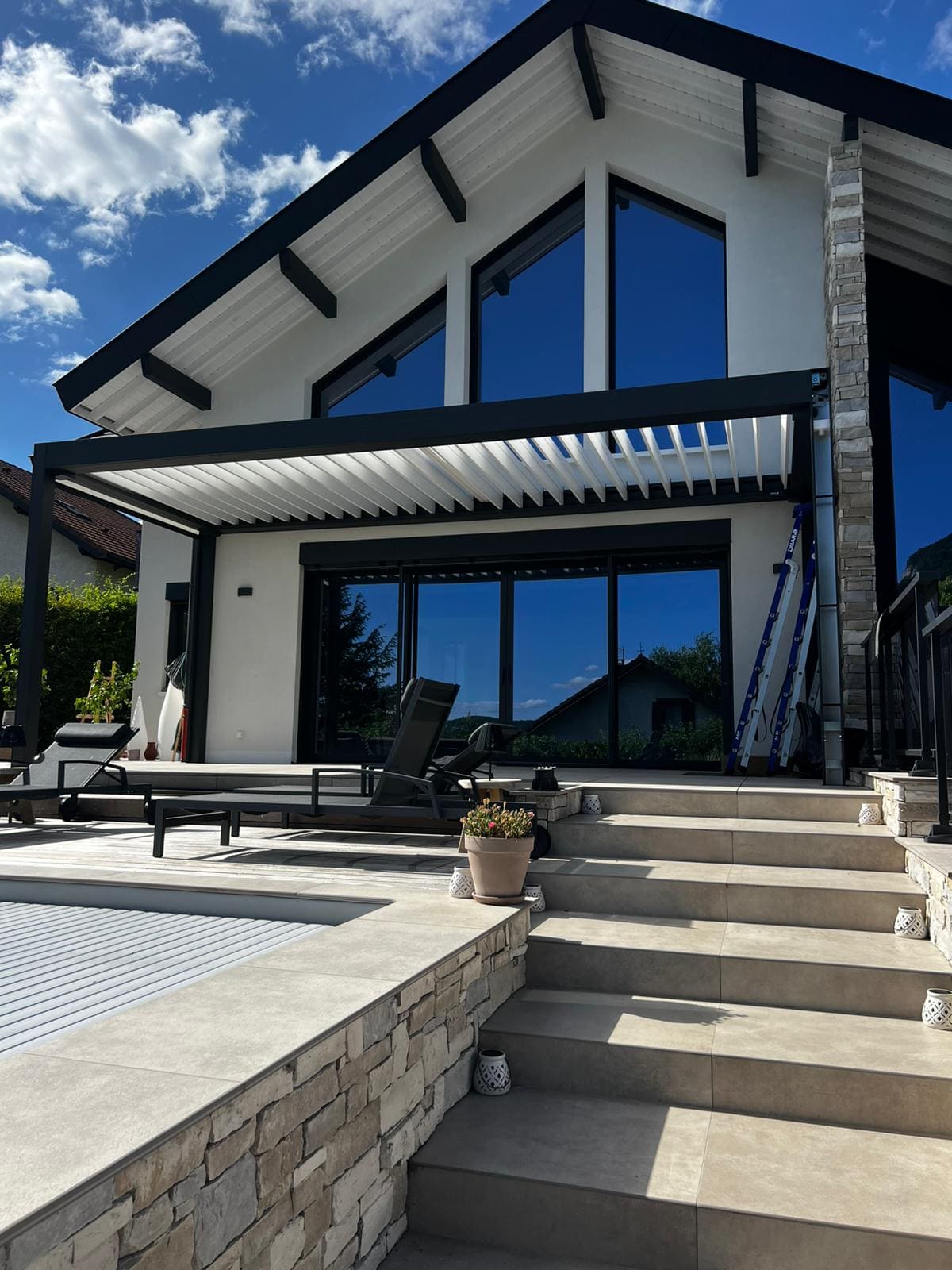 Pergola bioclimatique motorisée – Villa contemporaine à Annecy (Haute-Savoie) — après travaux, MD Rénov'