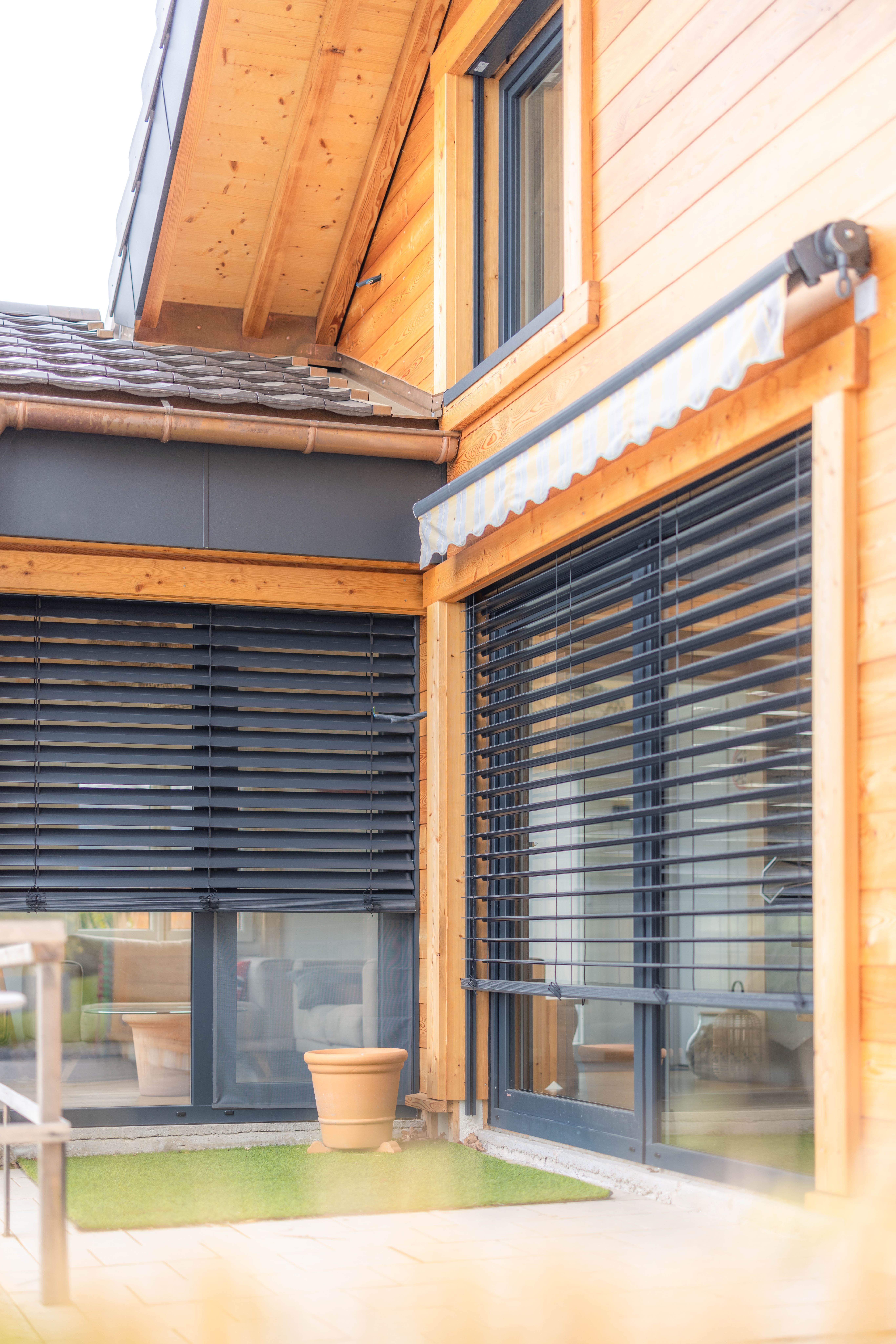 Brise-soleil orientables (BSO) – Maison contemporaine en Haute-Savoie — MD Rénov'
