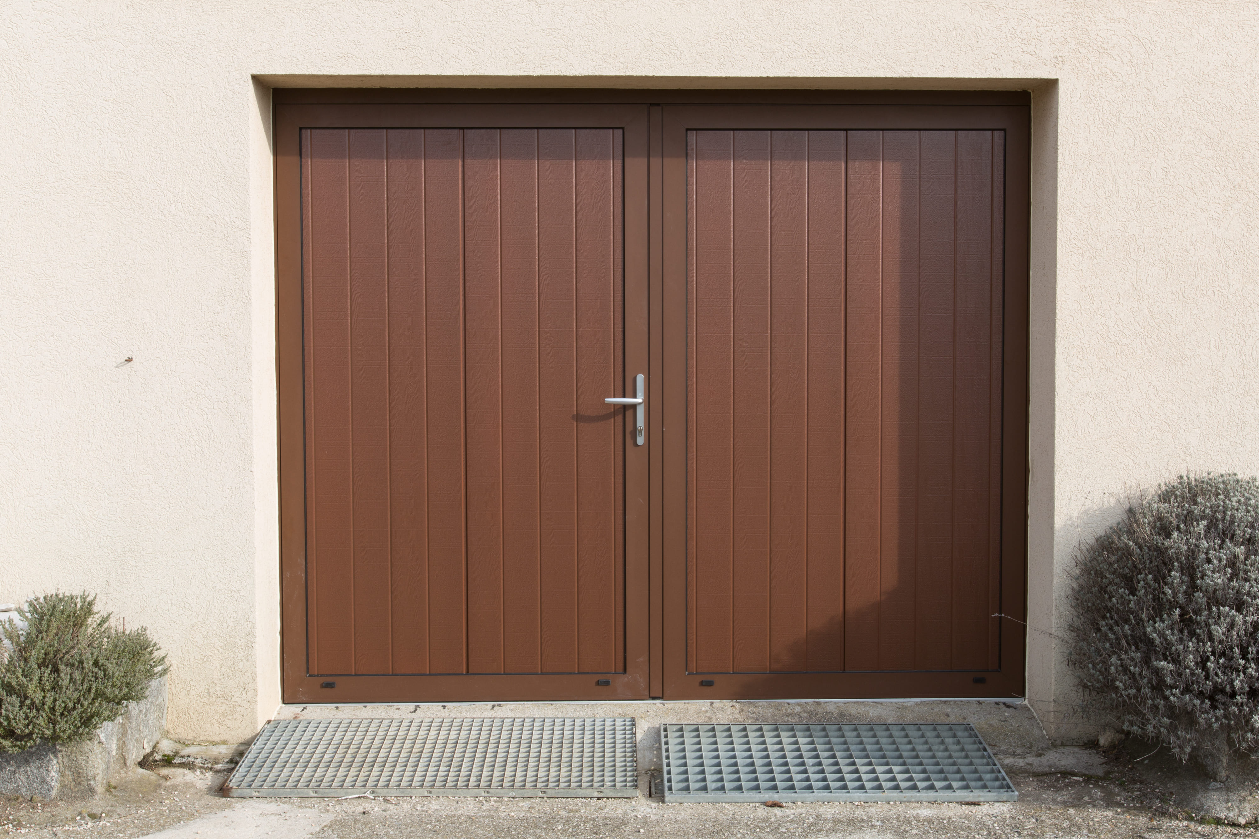 Porte de garage aluminium – Maison à Annecy — MD Rénov'