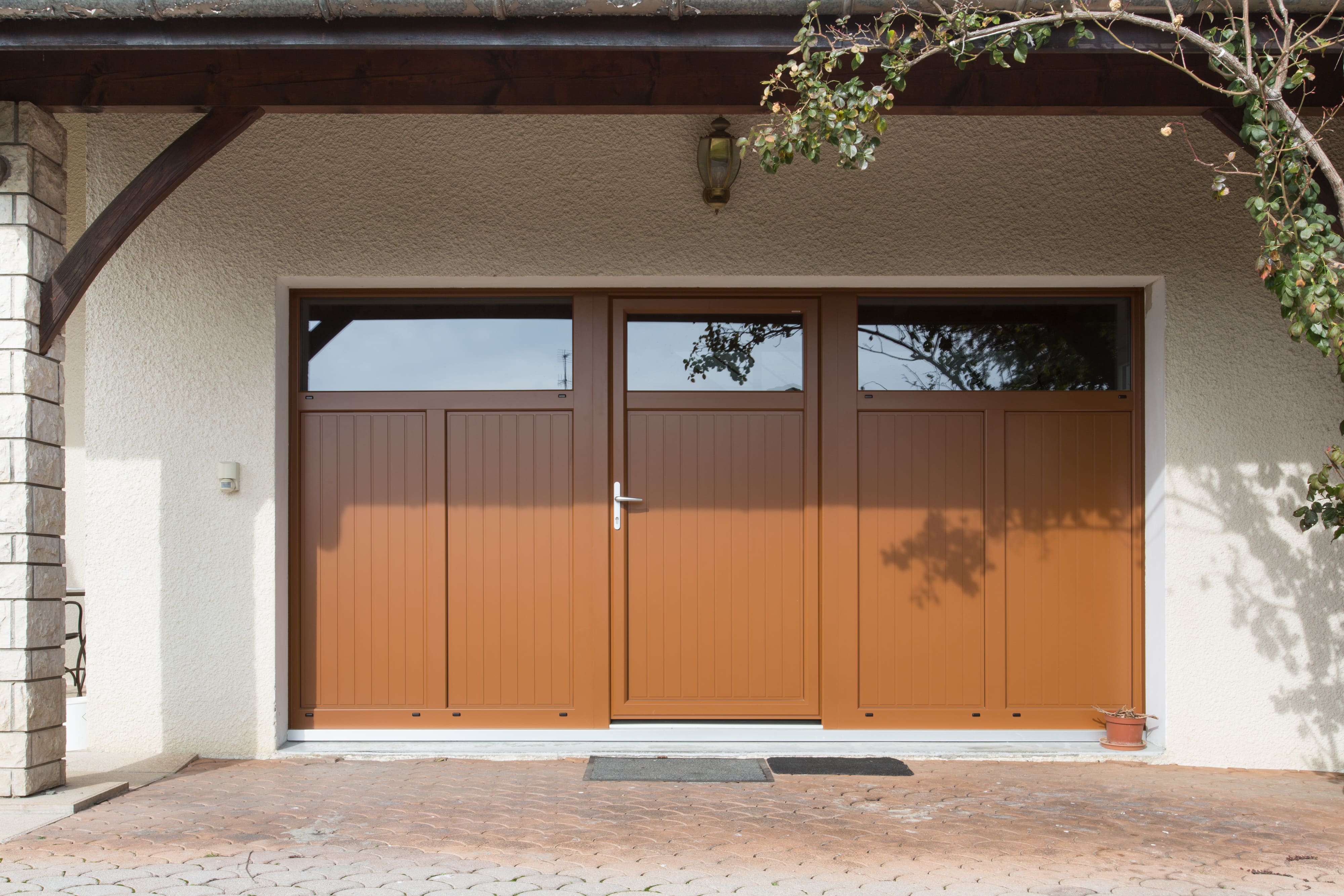 Porte de garage battante sur mesure à Annecy — photo 1, MD Rénov'