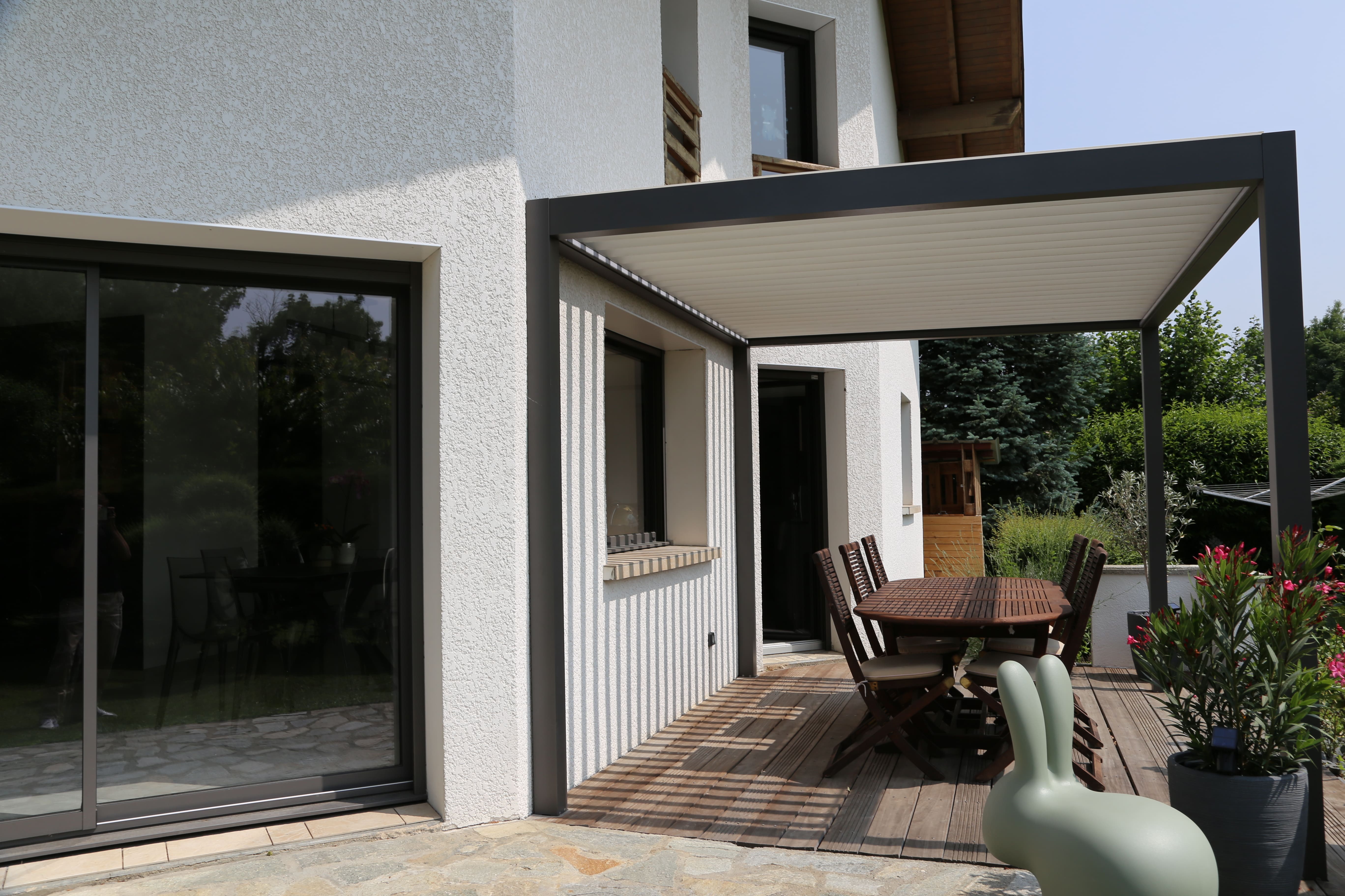 Pergola bioclimatique aluminium – Maison à Annecy — photo 3, MD Rénov'