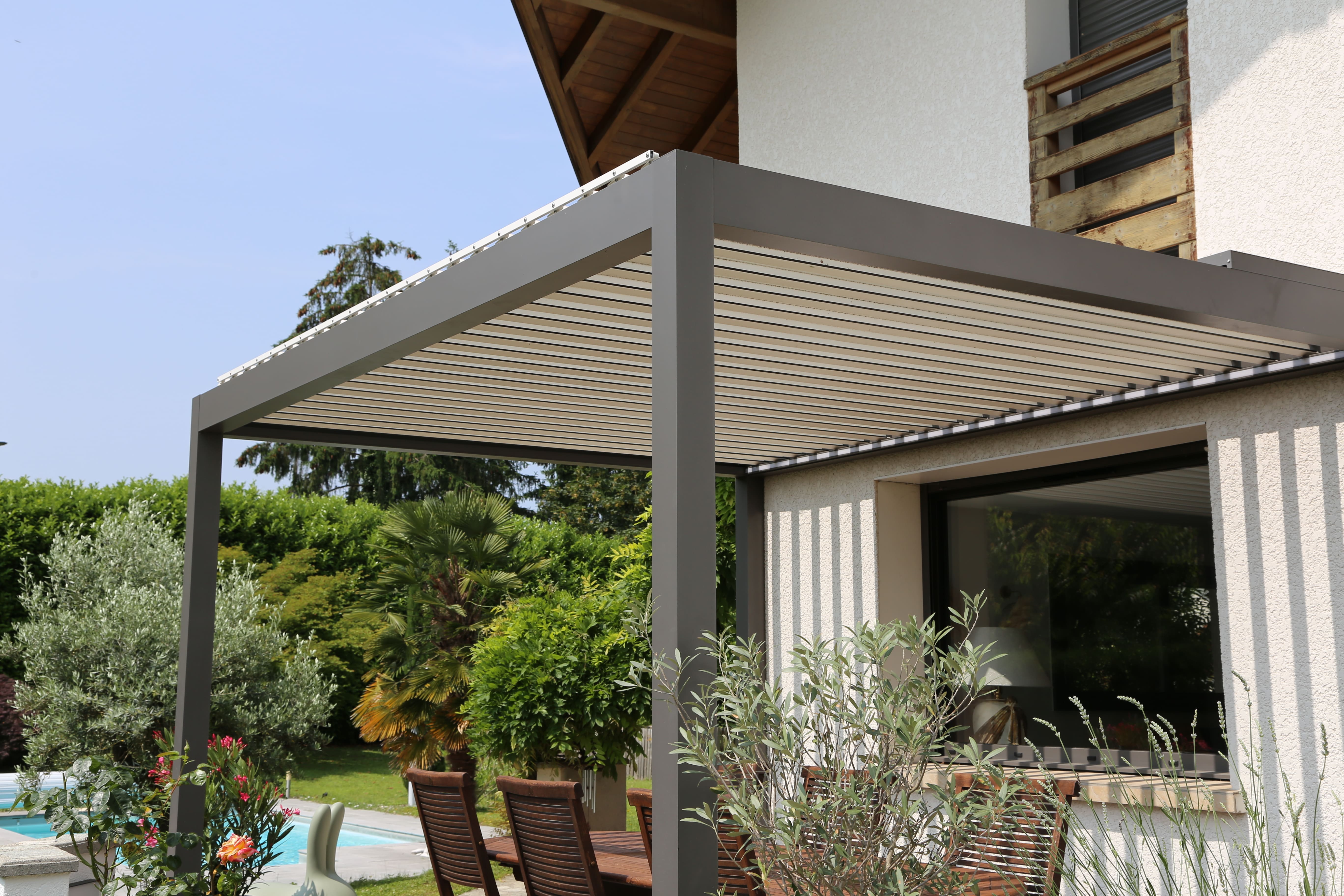 Pergola bioclimatique aluminium – Maison à Annecy — photo 2, MD Rénov'