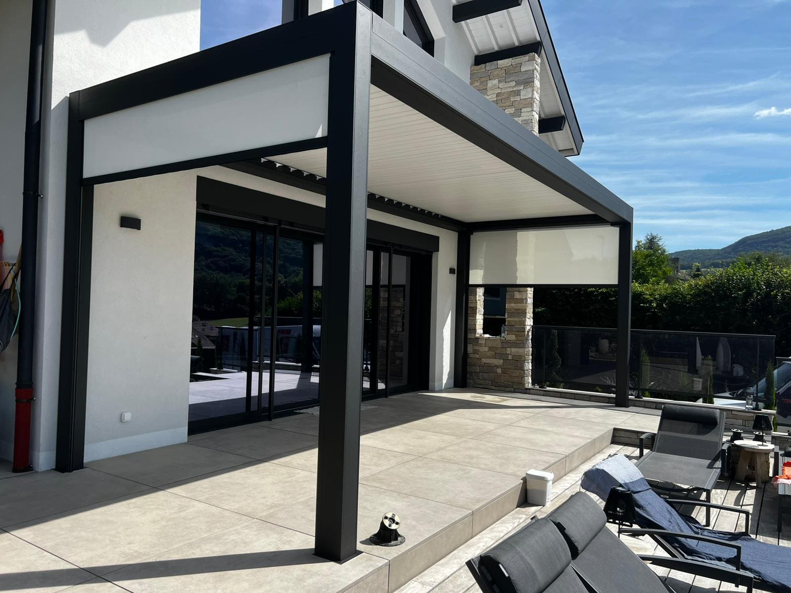 Pergola bioclimatique motorisée – Villa contemporaine à Annecy (Haute-Savoie) — photo 1, MD Rénov'