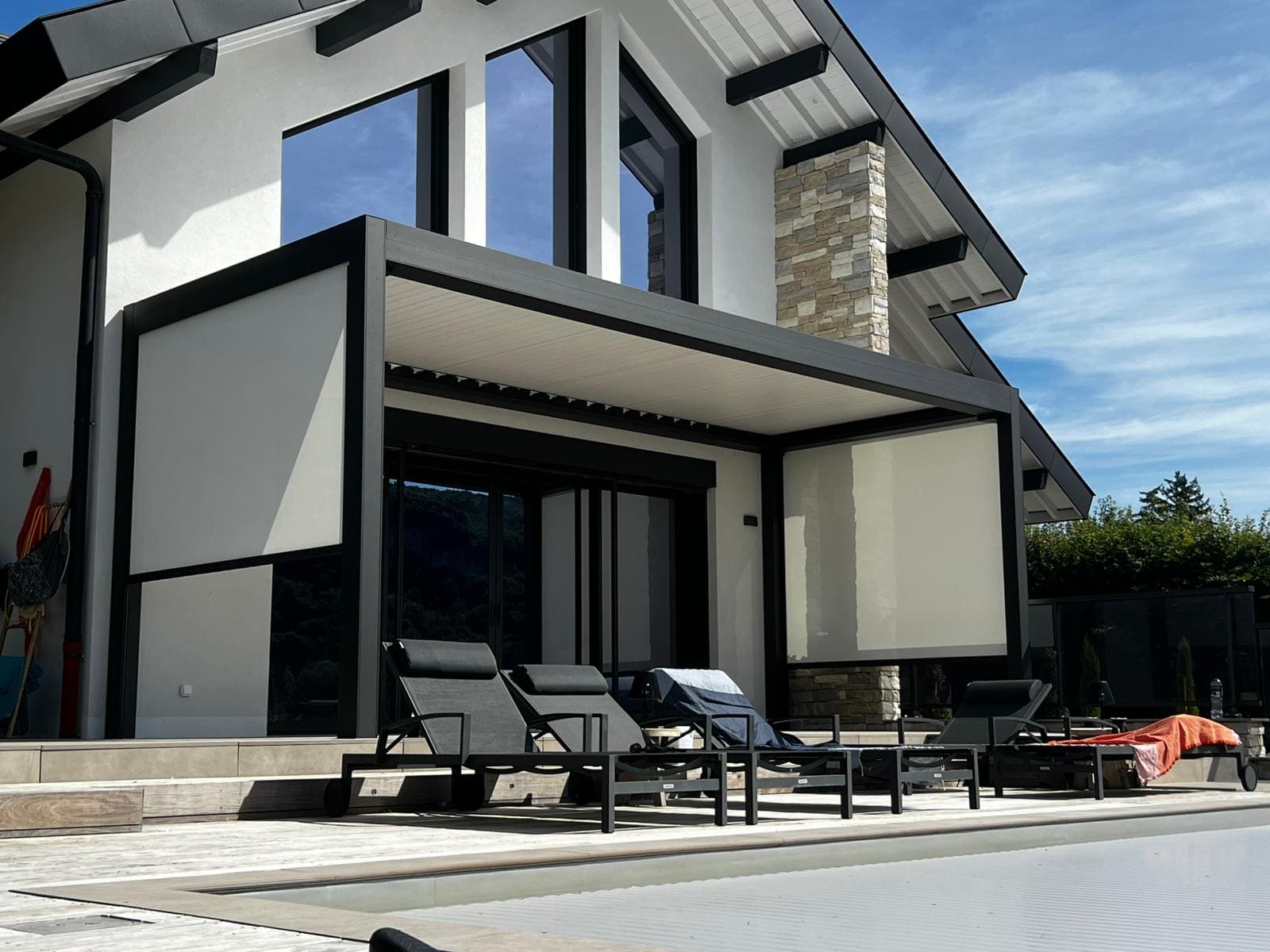 Pergola bioclimatique motorisée – Villa contemporaine à Annecy (Haute-Savoie) — photo 2, MD Rénov'