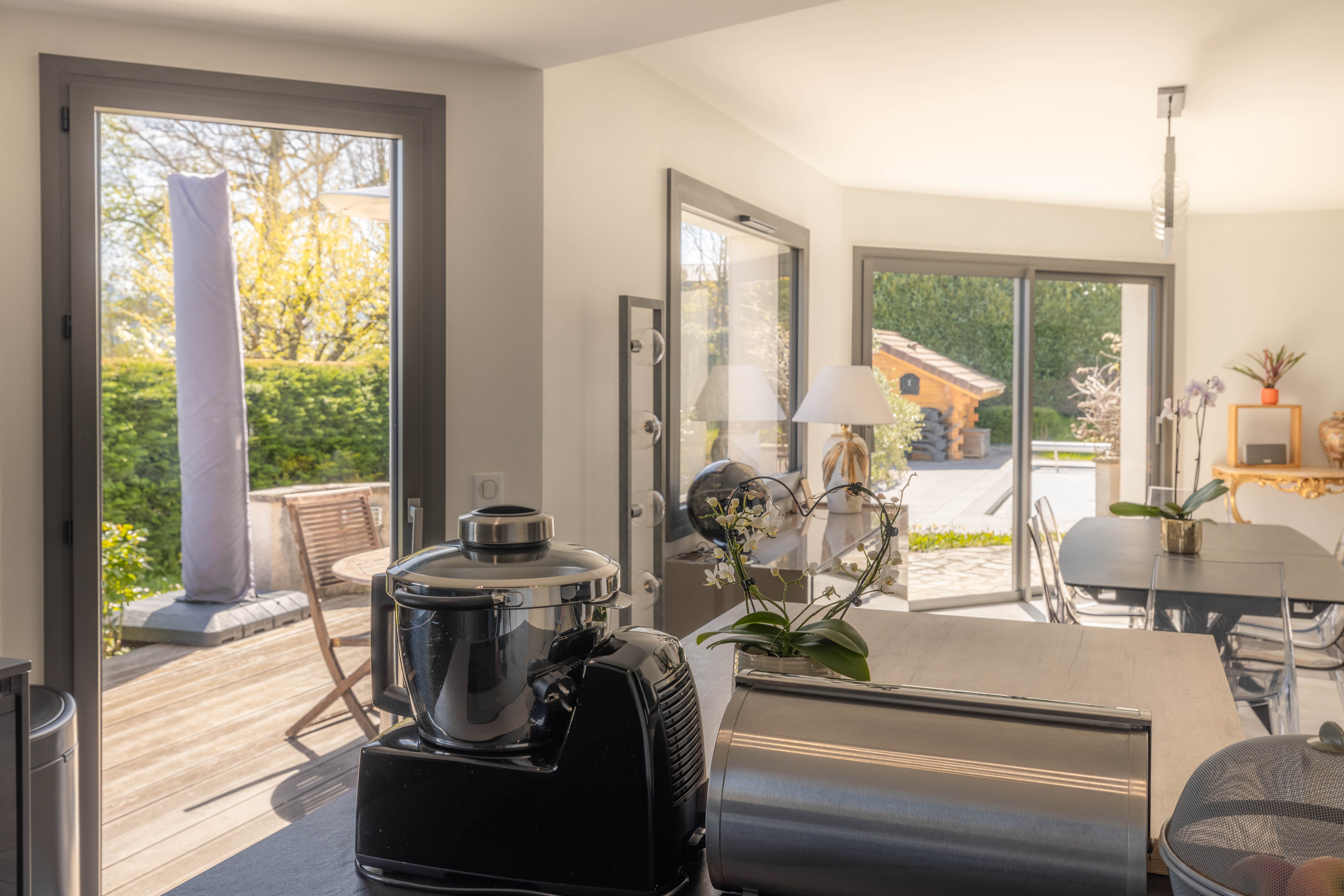 Fenêtres et baies vitrées aluminium – Rénovation d’une maison dans le Pays de Gex — photo 2, MD Rénov'