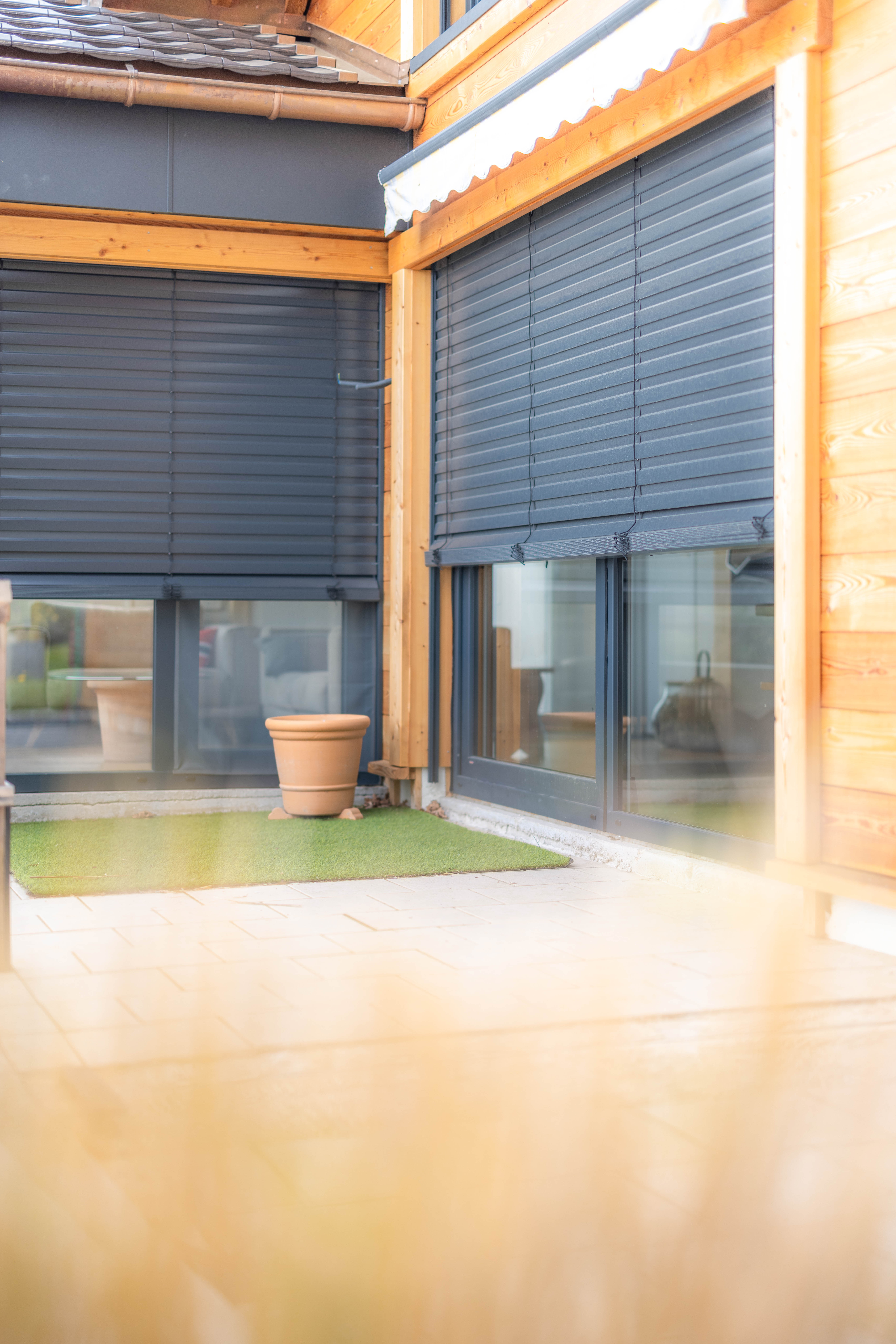 Brise-soleil orientables (BSO) – Maison contemporaine en Haute-Savoie — photo 2, MD Rénov'