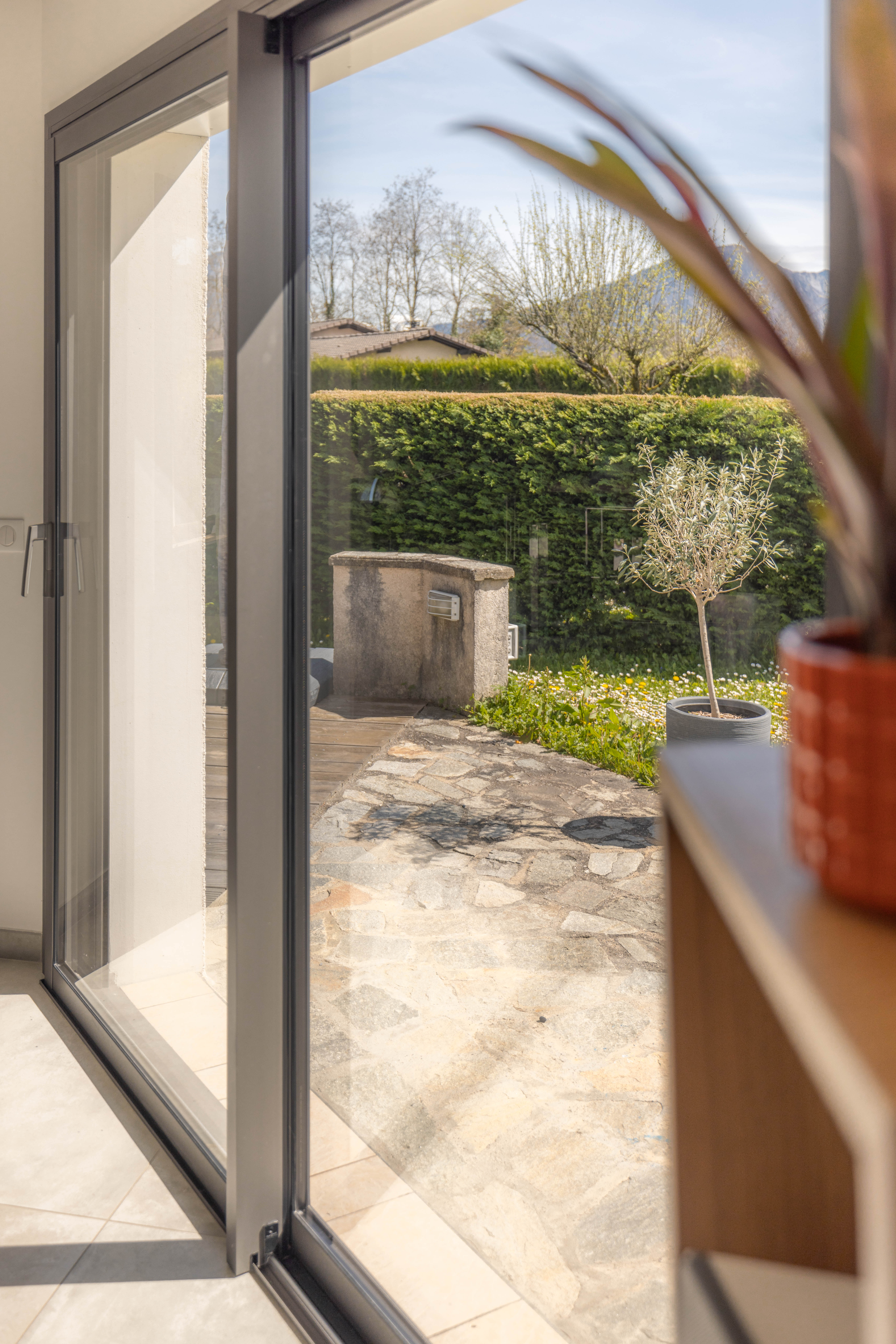 Fenêtres et baies vitrées aluminium – Rénovation d’une maison dans le Pays de Gex — photo 3, MD Rénov'