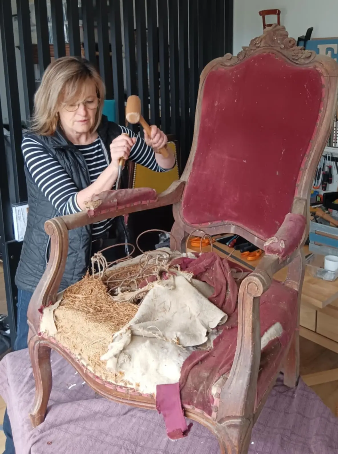 Isabelle OLLIVIER travaillant dans son atelier