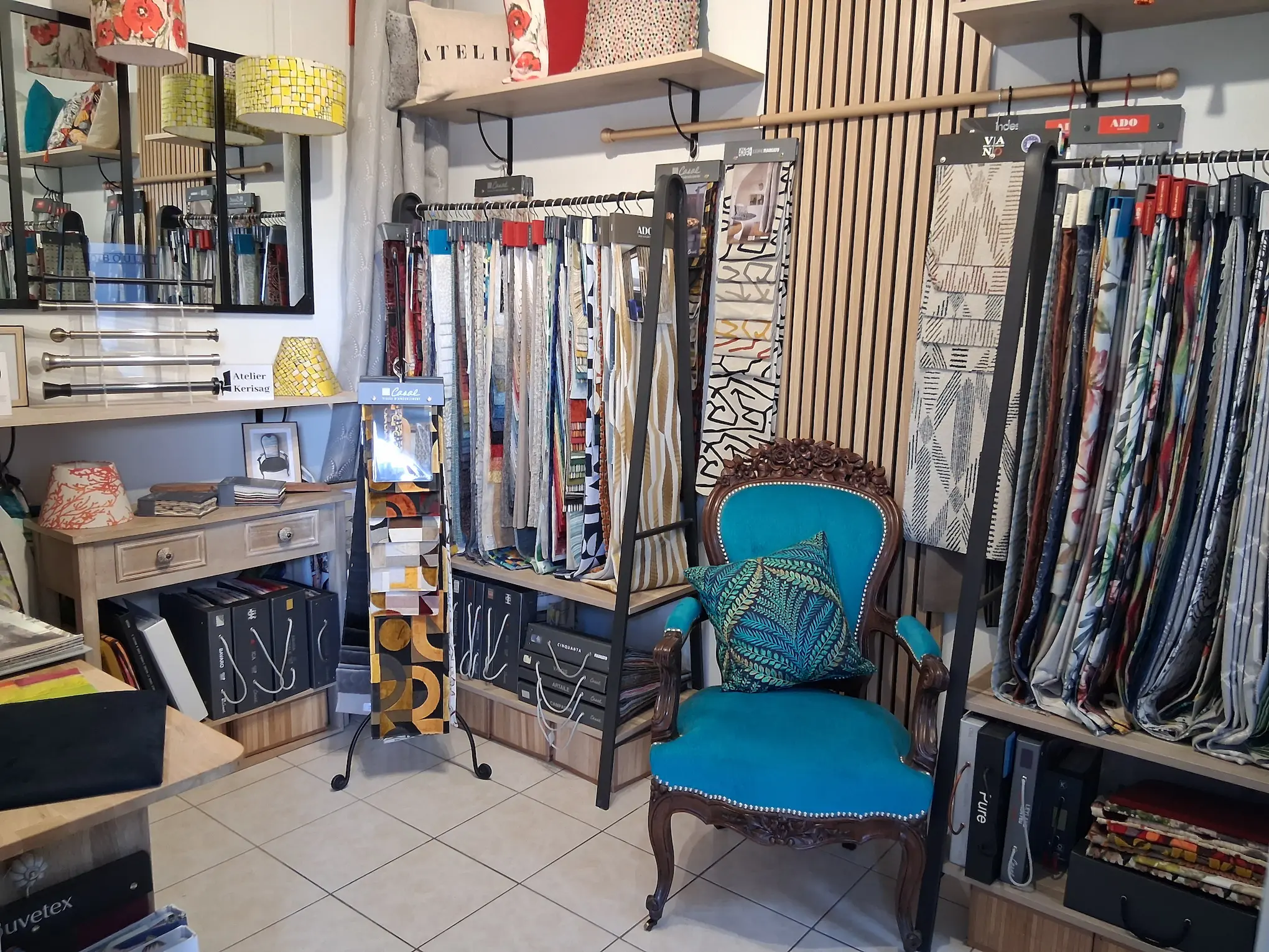 Photo du showroom de l'atelier Kerisag présentant la collection de tissus