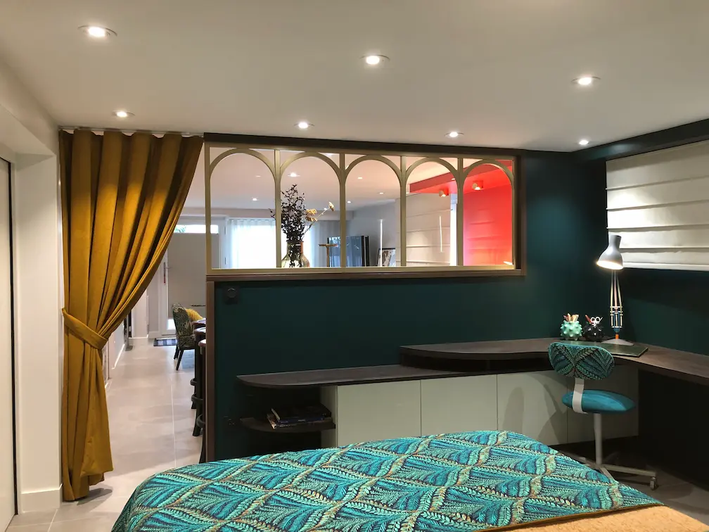 Décoration intérieur complète et harmonieuse, tête de lite, coussins, jetée de lite, chaise de bureau et rideaux