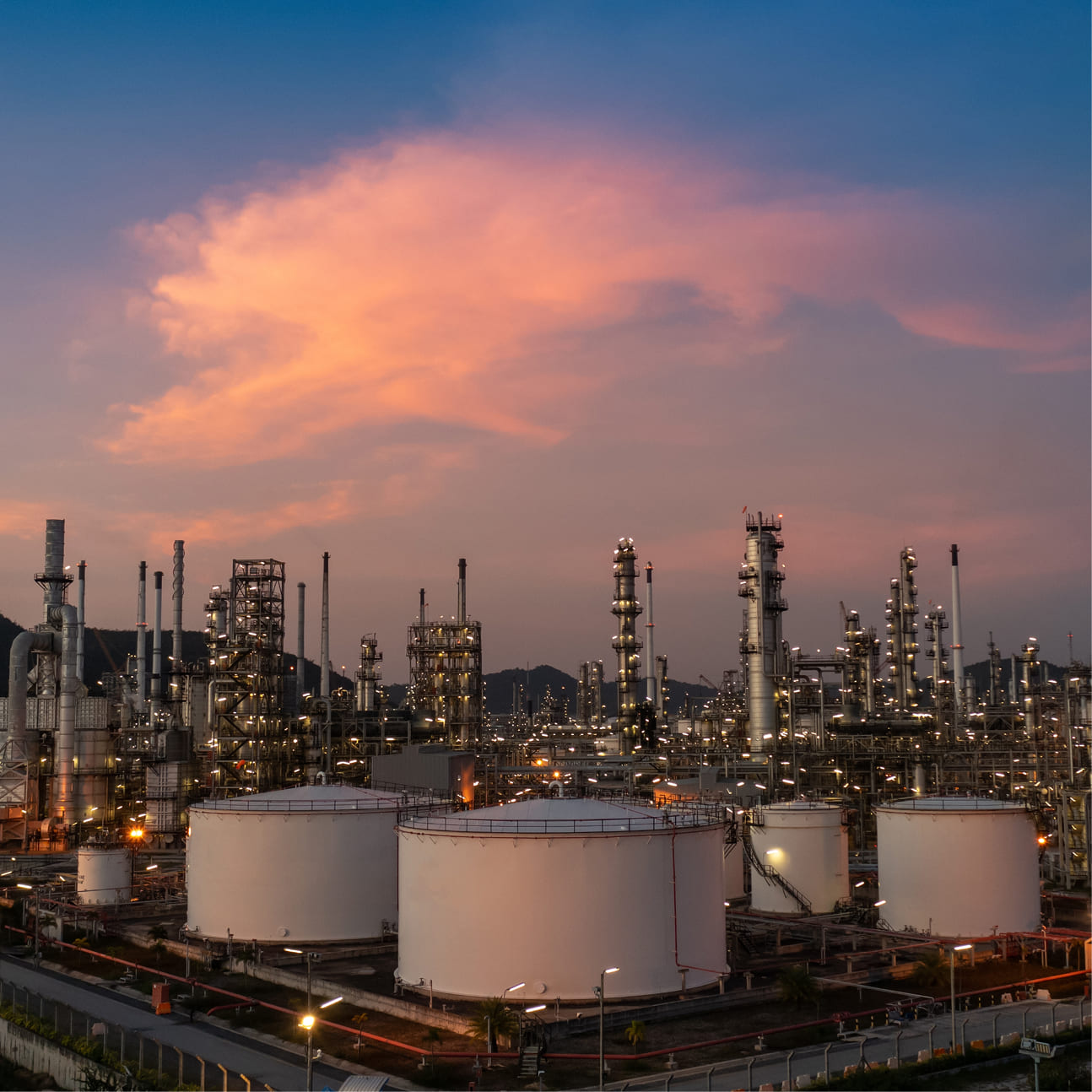 Petrochemical refinery representing ISCC-certified pyrolysis oil supply for decarbonizing industry