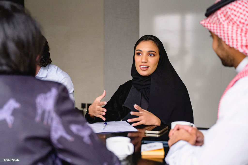A picture of woman explaining in a office room.