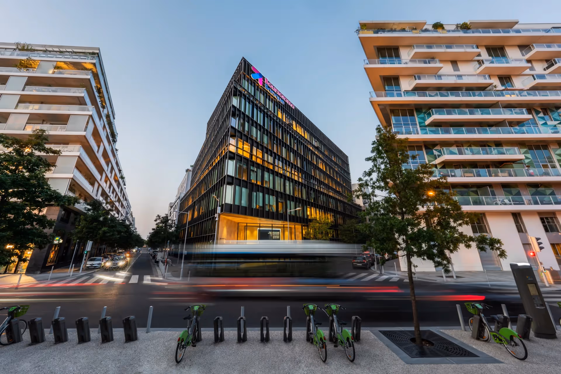 Deux missions successives : optimisation du capacitaire de 800 à 1 300 personnes, puis reprise en flex office post-Covid sur 5 étages avec 450 postes installés en zone occupée.