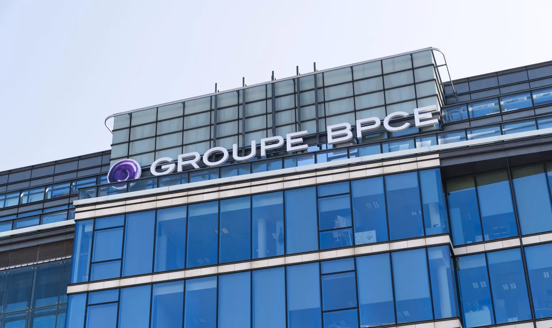 Contrat cadre depuis 2014 couvrant 7 000 à 9 000 collaborateurs annuels sur 360 000 m² : space planning, signalétique, gestion du mobilier et de la vie courante.