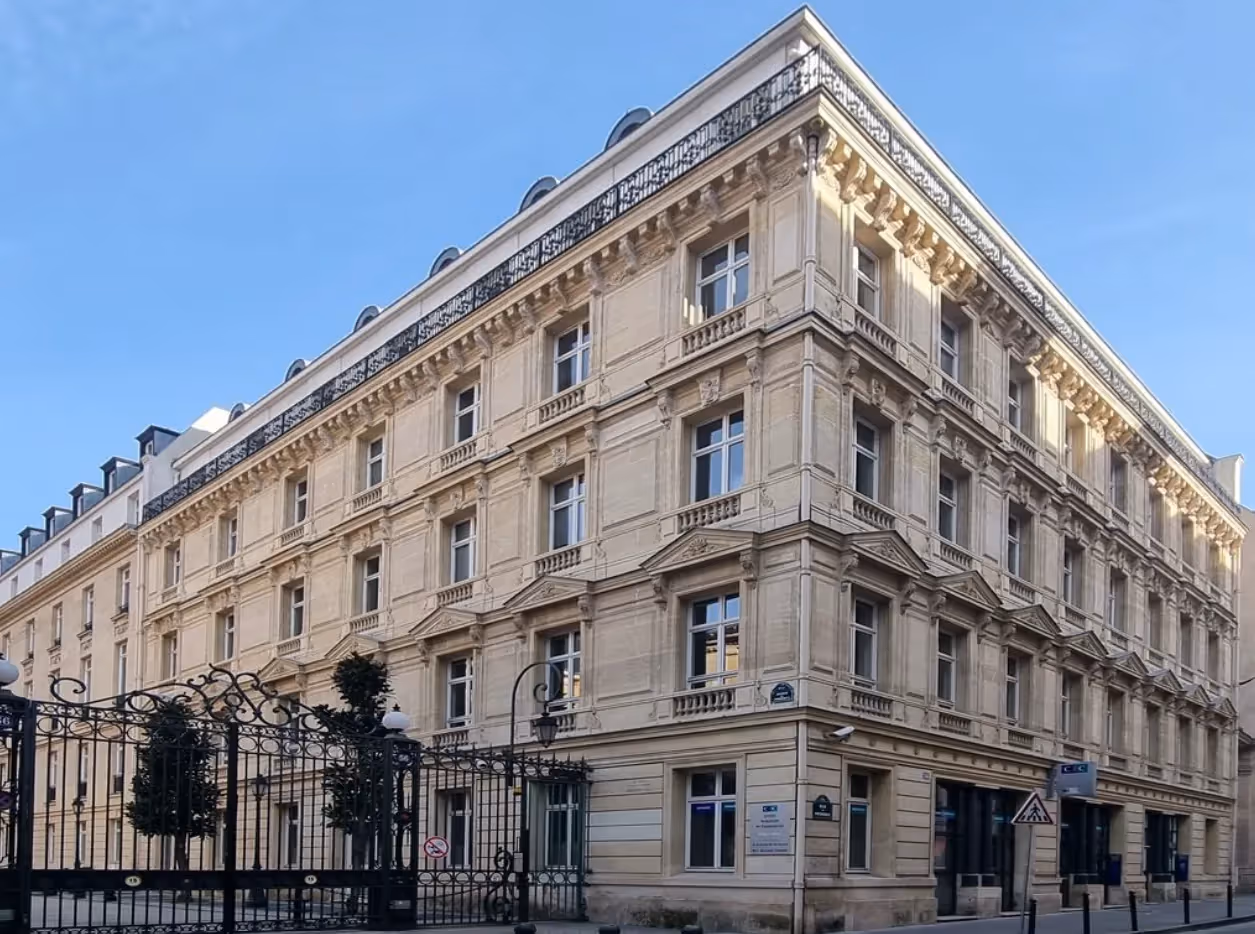 Intervention sur 7 agences en Île-de-France pour la phase études et le suivi du chantier. CACD pilote l'ensemble du processus de conception jusqu'à la réception finale.