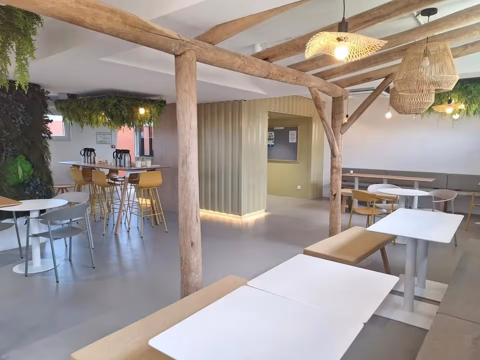 Réhabilitation complète d'un bâtiment tertiaire sur 1 an d'études et travaux : conception architecturale, maîtrise d'œuvre et OPC jusqu'à la livraison.