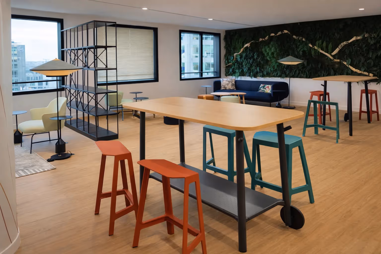 Développement d'un nouveau concept architectural sur 800 m² pour 70 collaborateurs, de la conception à l'exécution.
