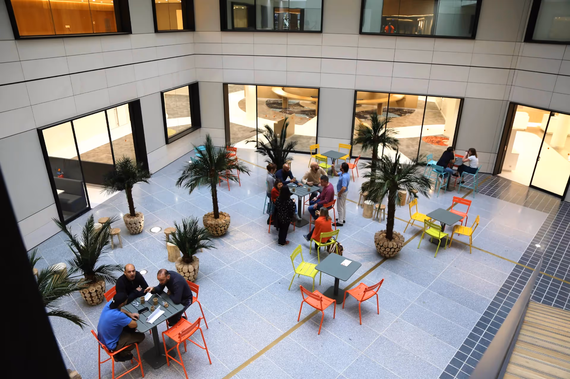 Mission globale de 18 mois pour 1 900 collaborateurs sur 28 000 m² : conception, accompagnement au changement et ingénierie de transferts.