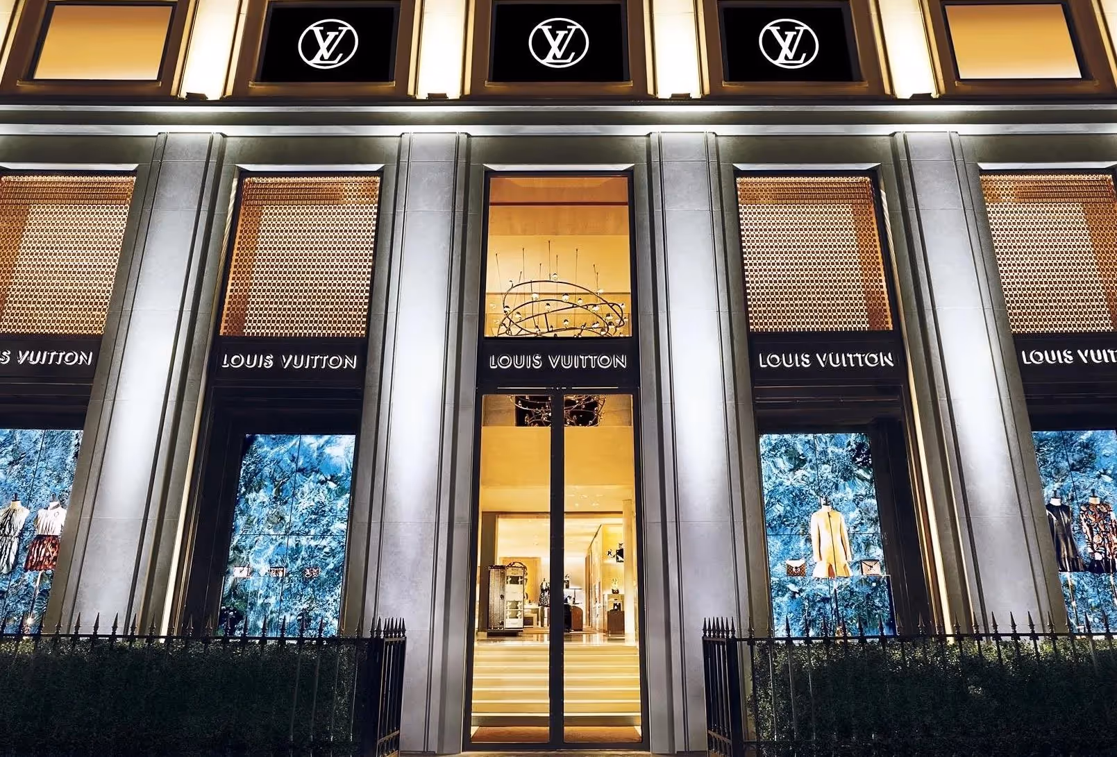 Contrat cadre depuis 2018 incluant trois missions : gestion des surfaces Montaigne et Bayard, réaménagement Neuilly et réalisation du show-room Dior à Neuilly.