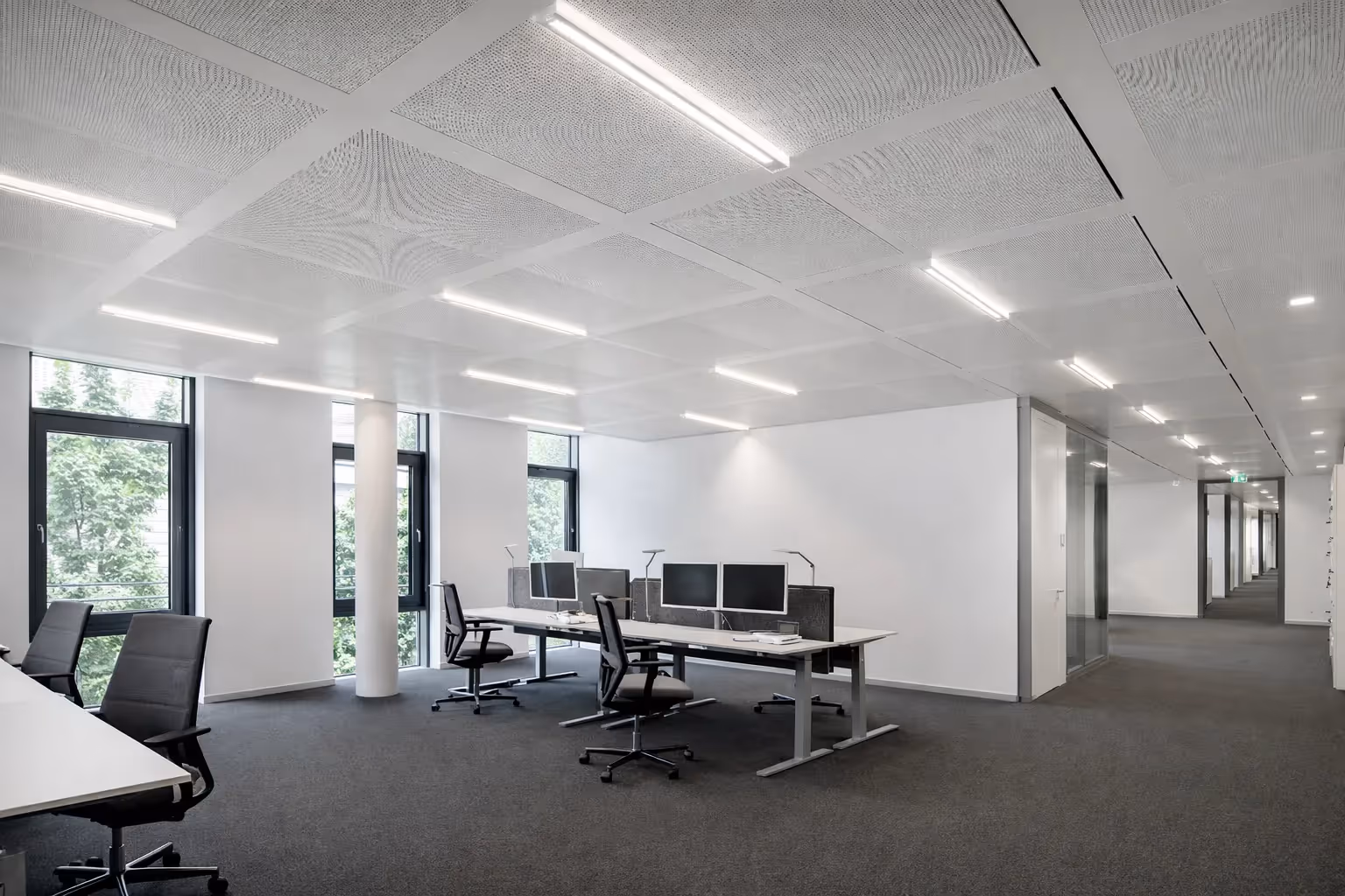 AMO de 18 mois pour 800 collaborateurs sur 10 000 m² incluant la conception architecturale, le centre R&D et l'ingénierie de transferts.