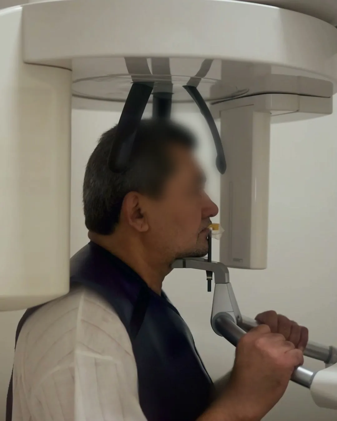 Paciente realizando raio-X panorâmico digital na Meneghini Odontologia