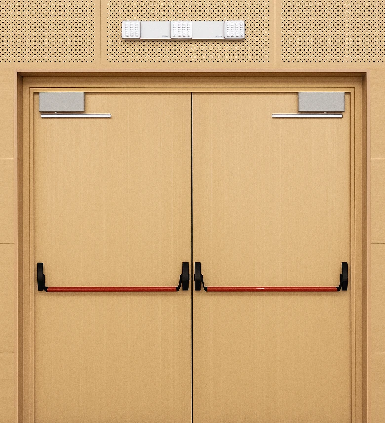 Puerta doble de madera con barras antipánico rojas y luces de emergencia blancas en la parte superior.