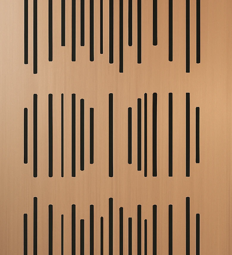 Panel de madera con cortes verticales irregulares en filas paralelas.