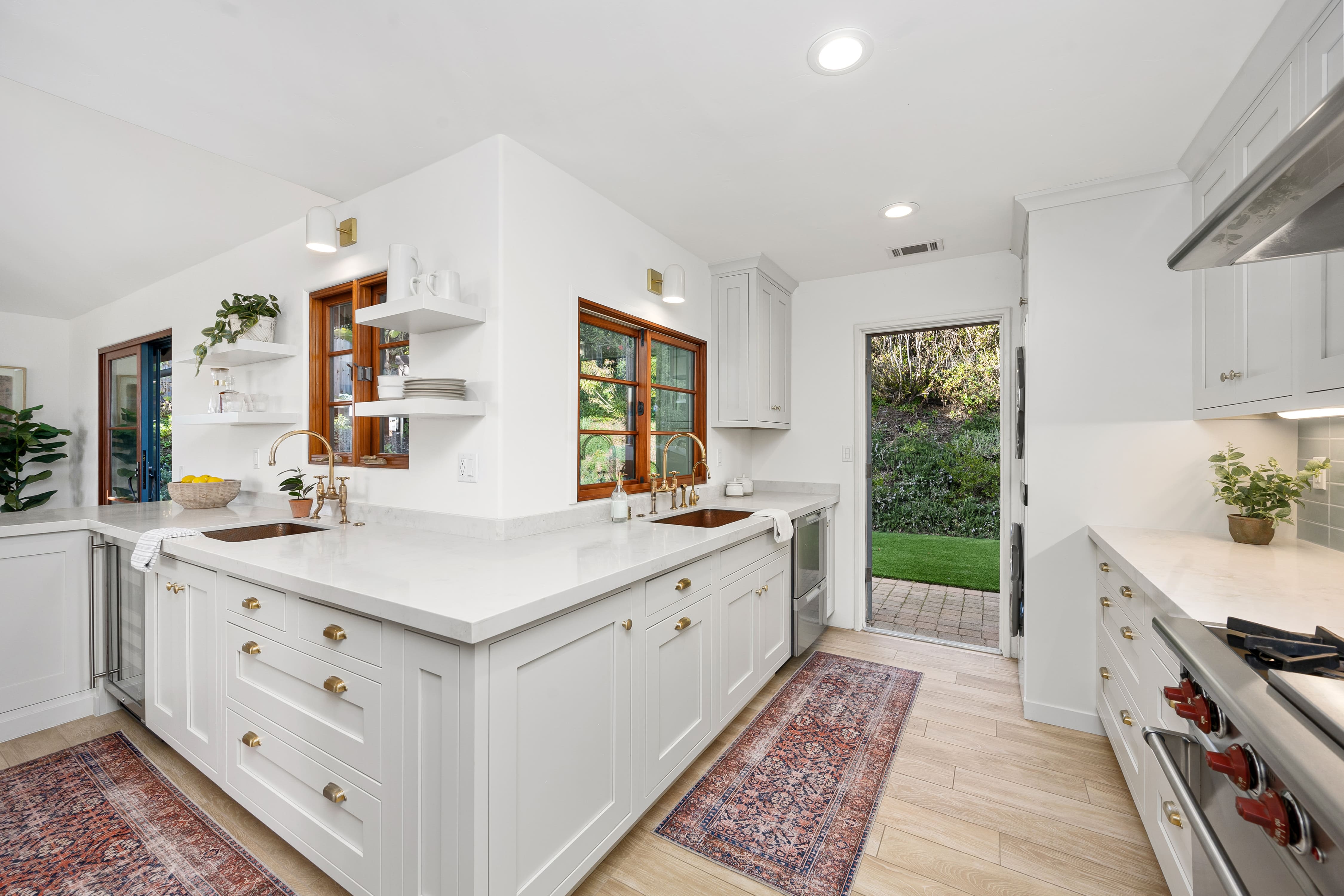 Inset Kitchen – Island & Garden View