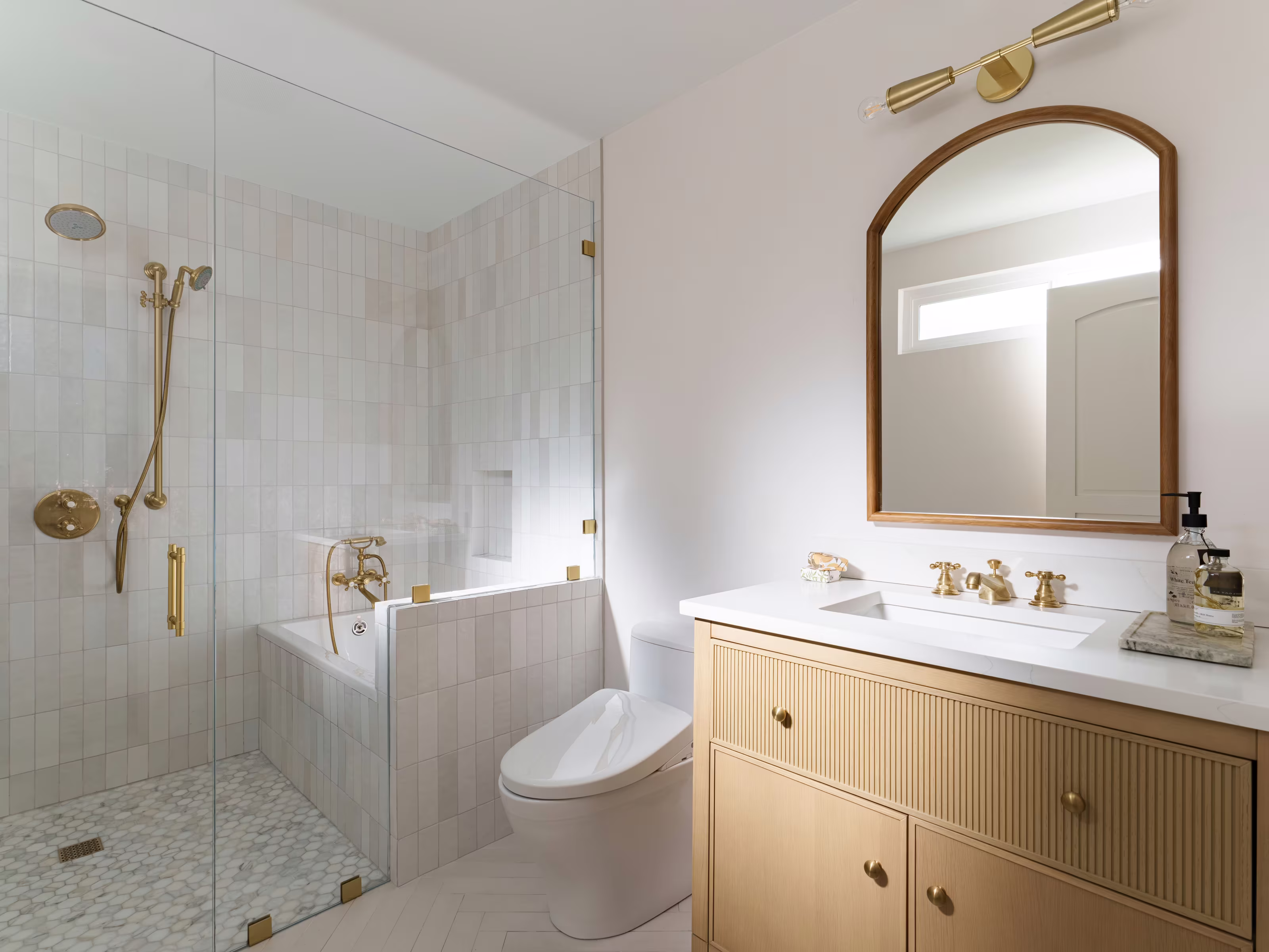Sabina – Bathroom with Brass Fixtures