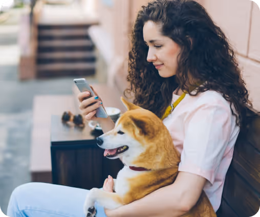 Mujer con su mascota usando TucanPay