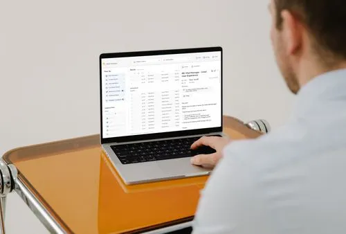 Person using Mail Manager's desktop application